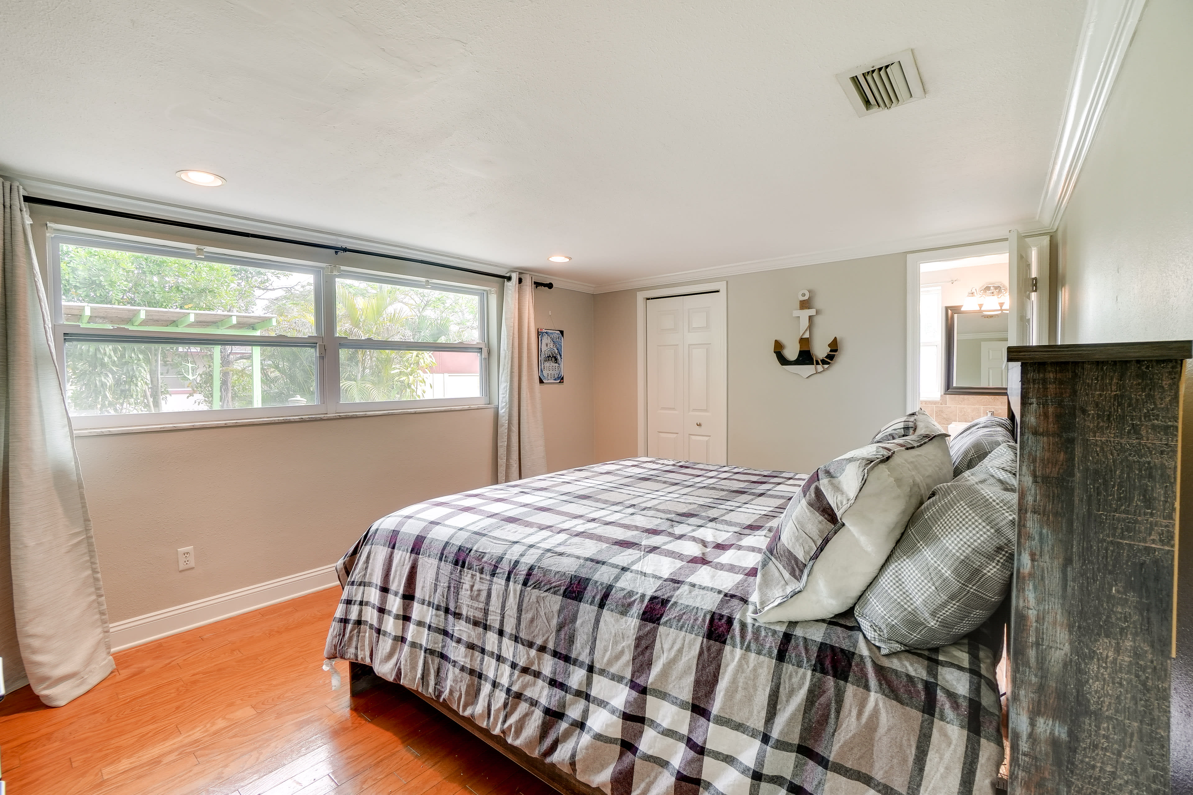 Bedroom 1 | King Bed | En-Suite Bathroom