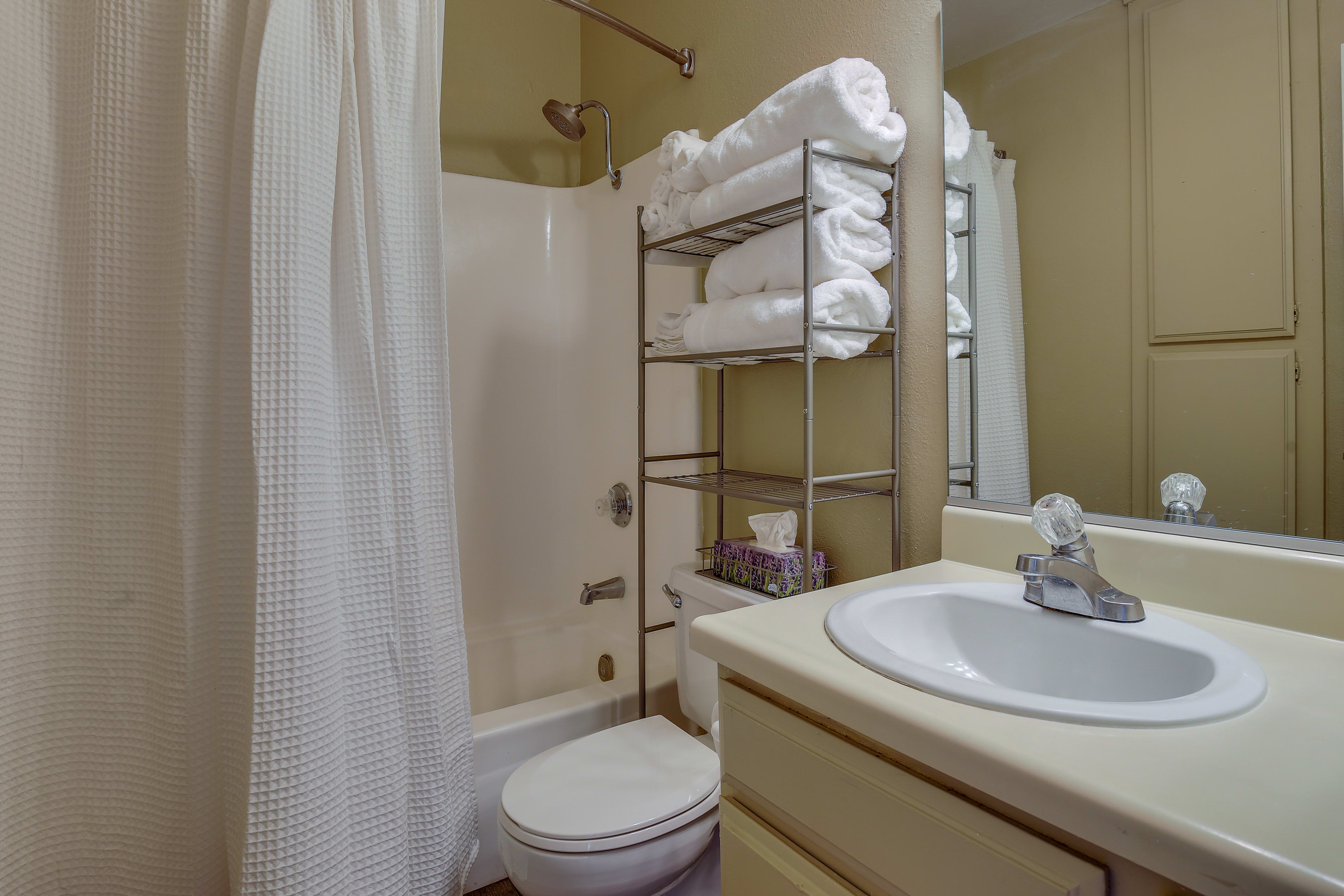 Full Bathroom | Towels Provided | Complimentary Toiletries