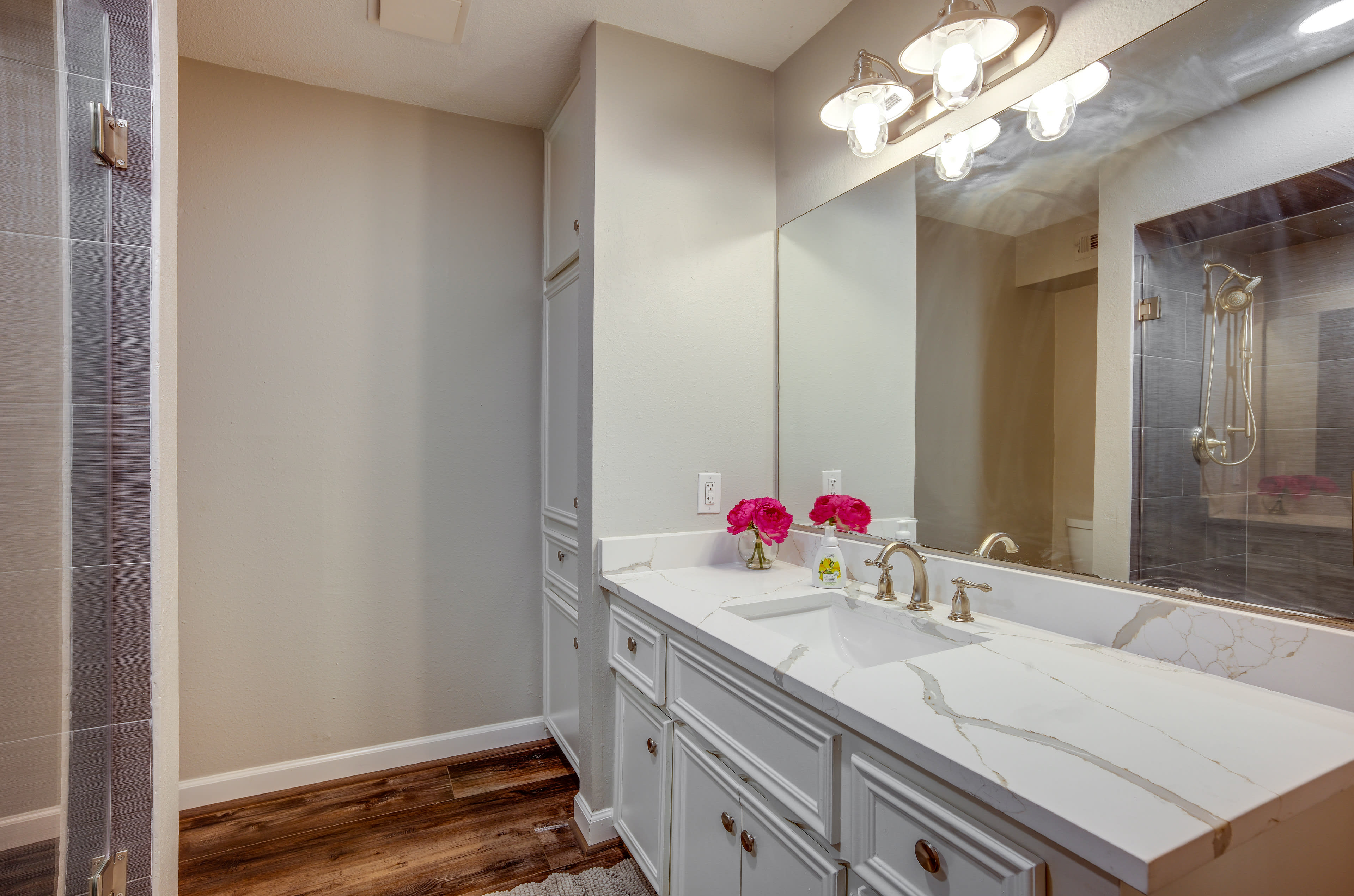 Full Bathroom | Towels Provided | Complimentary Toiletries