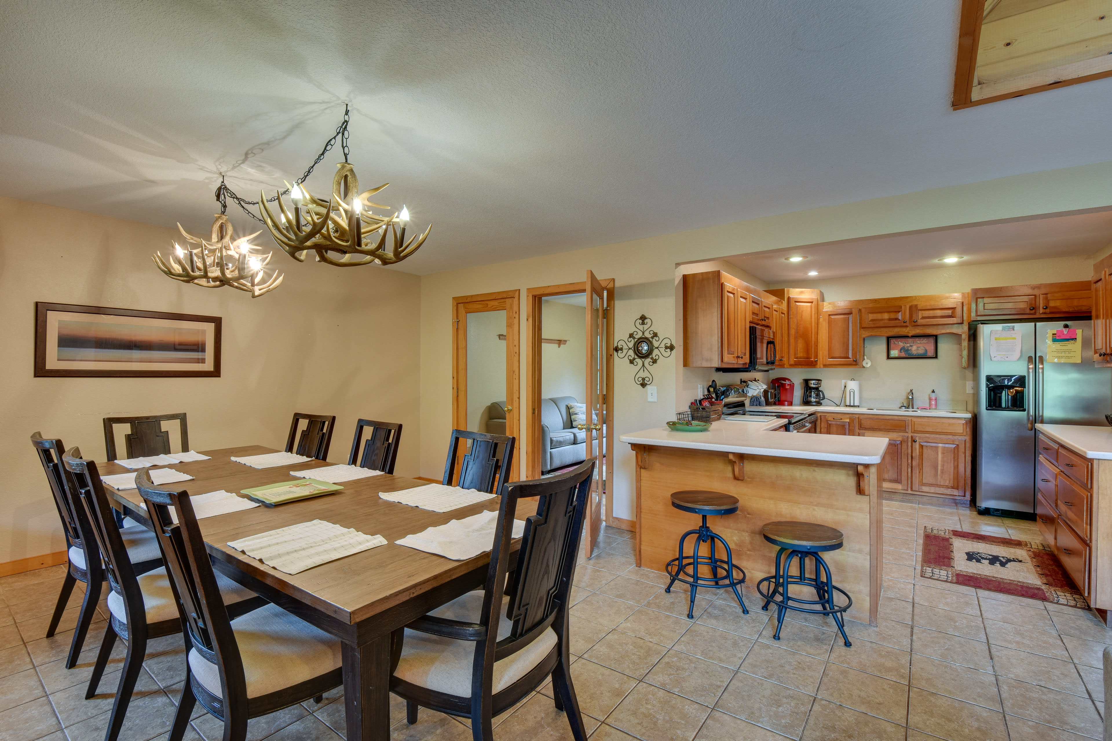 Dining Area | Dishware/Flatware Provided