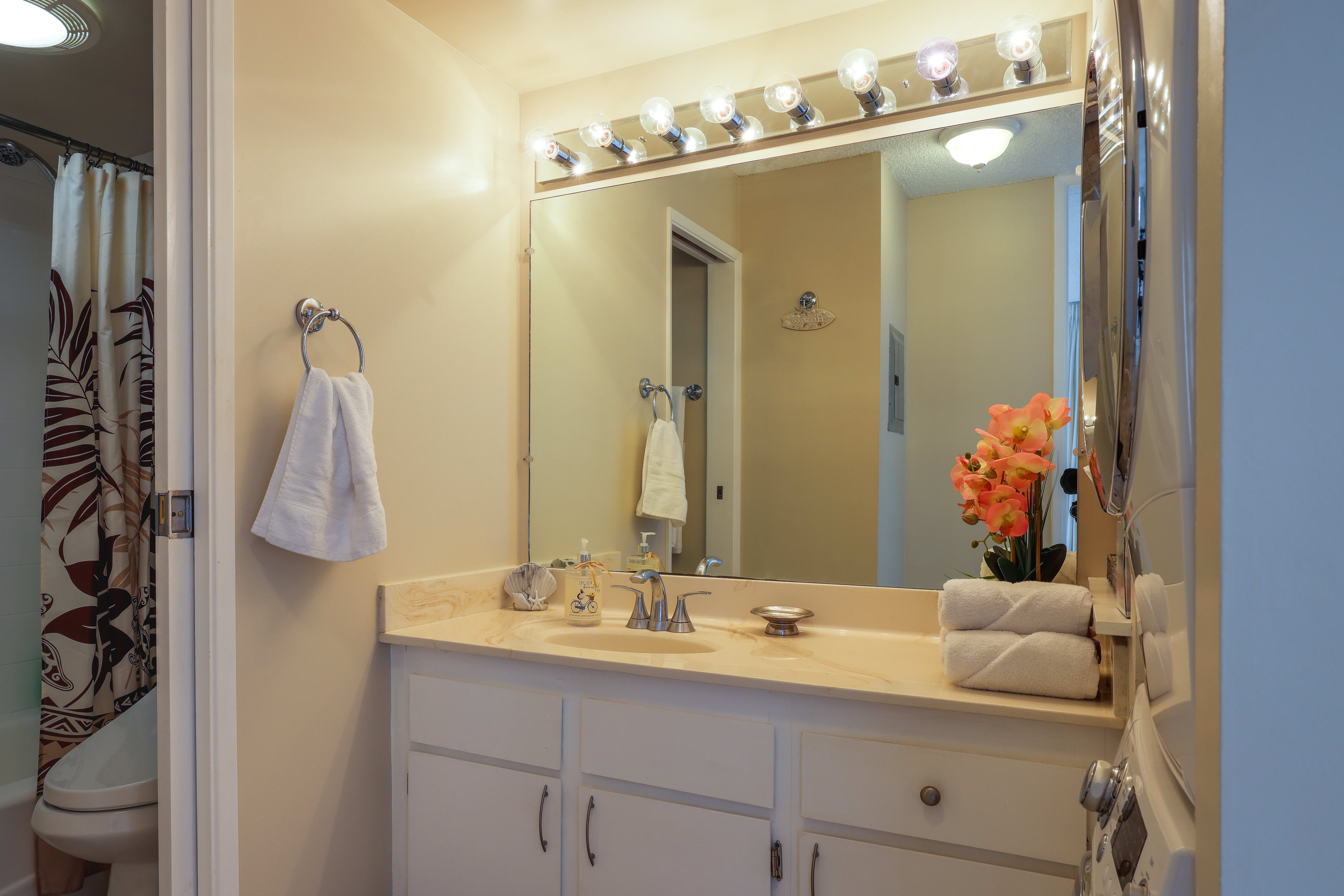 Full Bathroom | Towels Provided | Complimentary Toiletries | Washer + Dryer