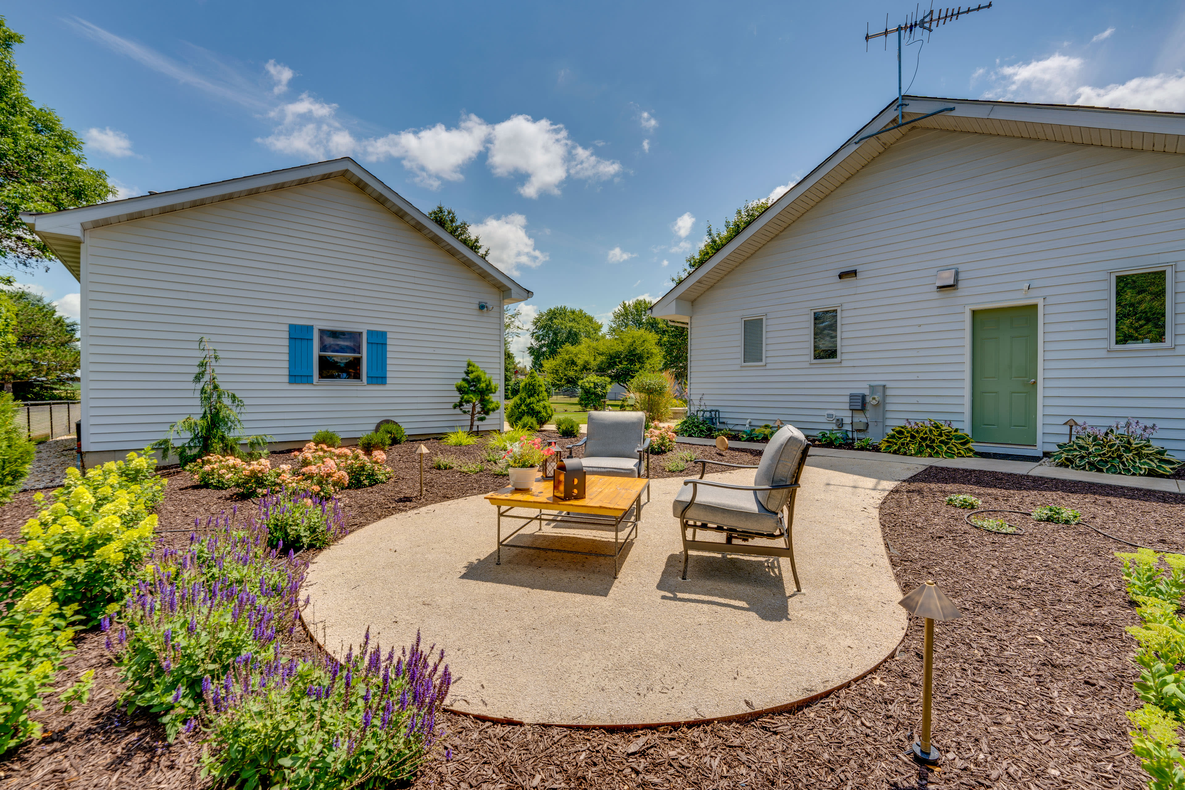 Shared Outdoor Space | Patio | Outdoor Dining | Landscaped Yard