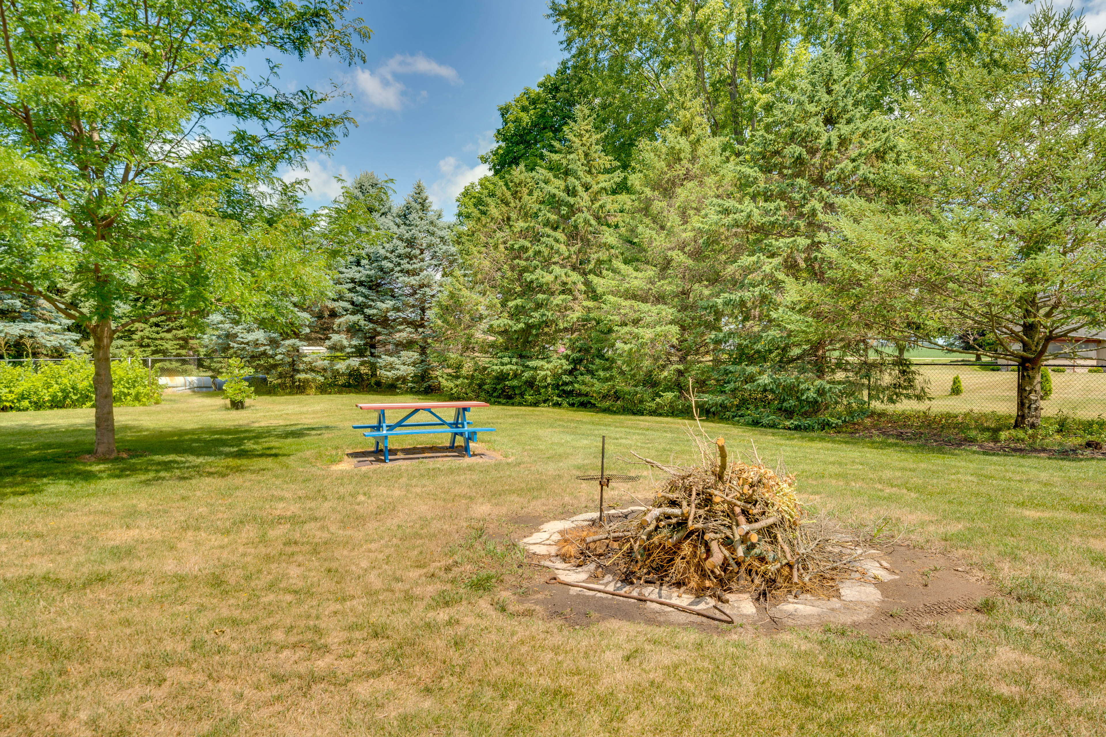 Shared Yard | Fire Pit | Picnic Area