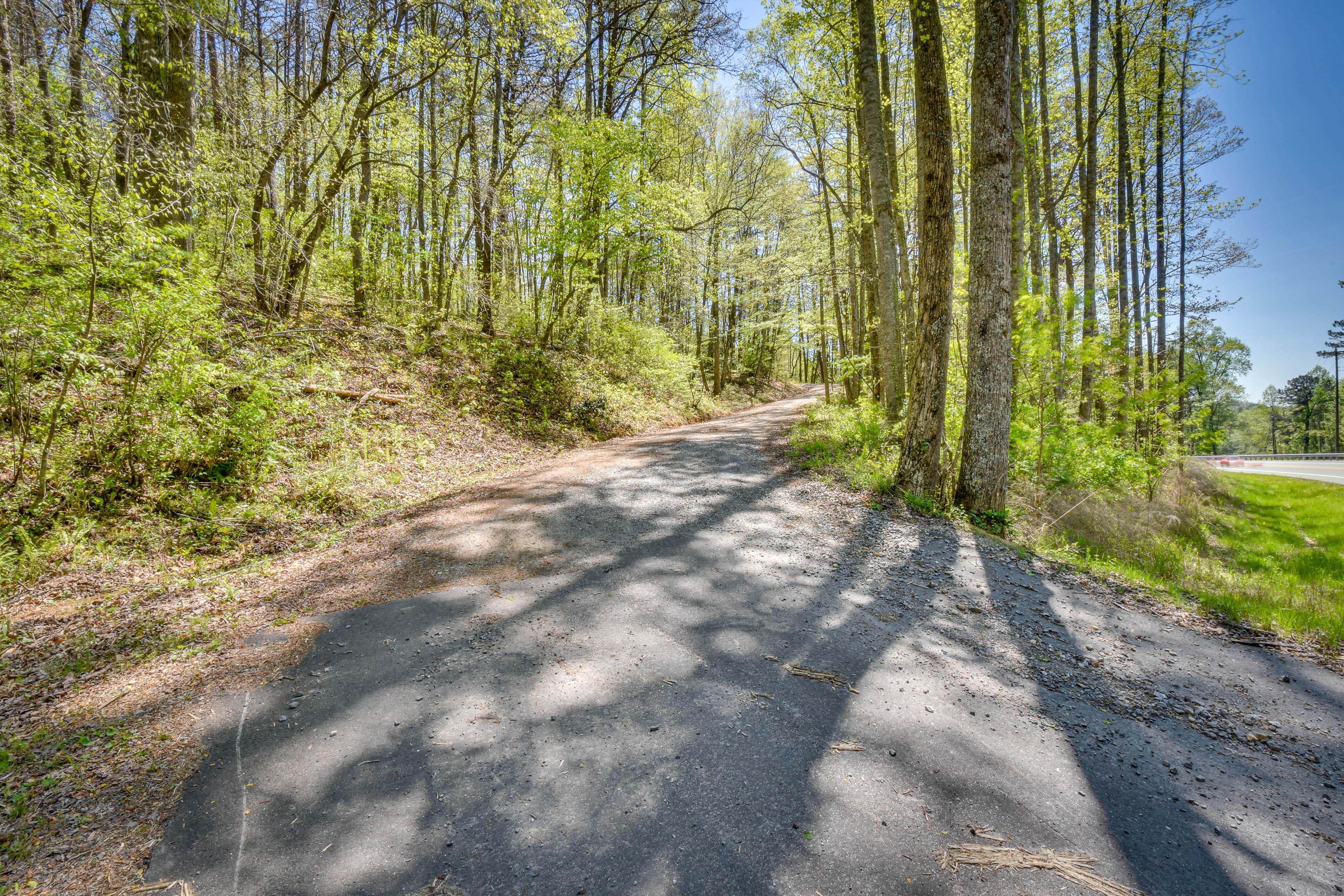 Parking | Driveway (5 Vehicles) | Gravel Driveway (RV & Trailers)