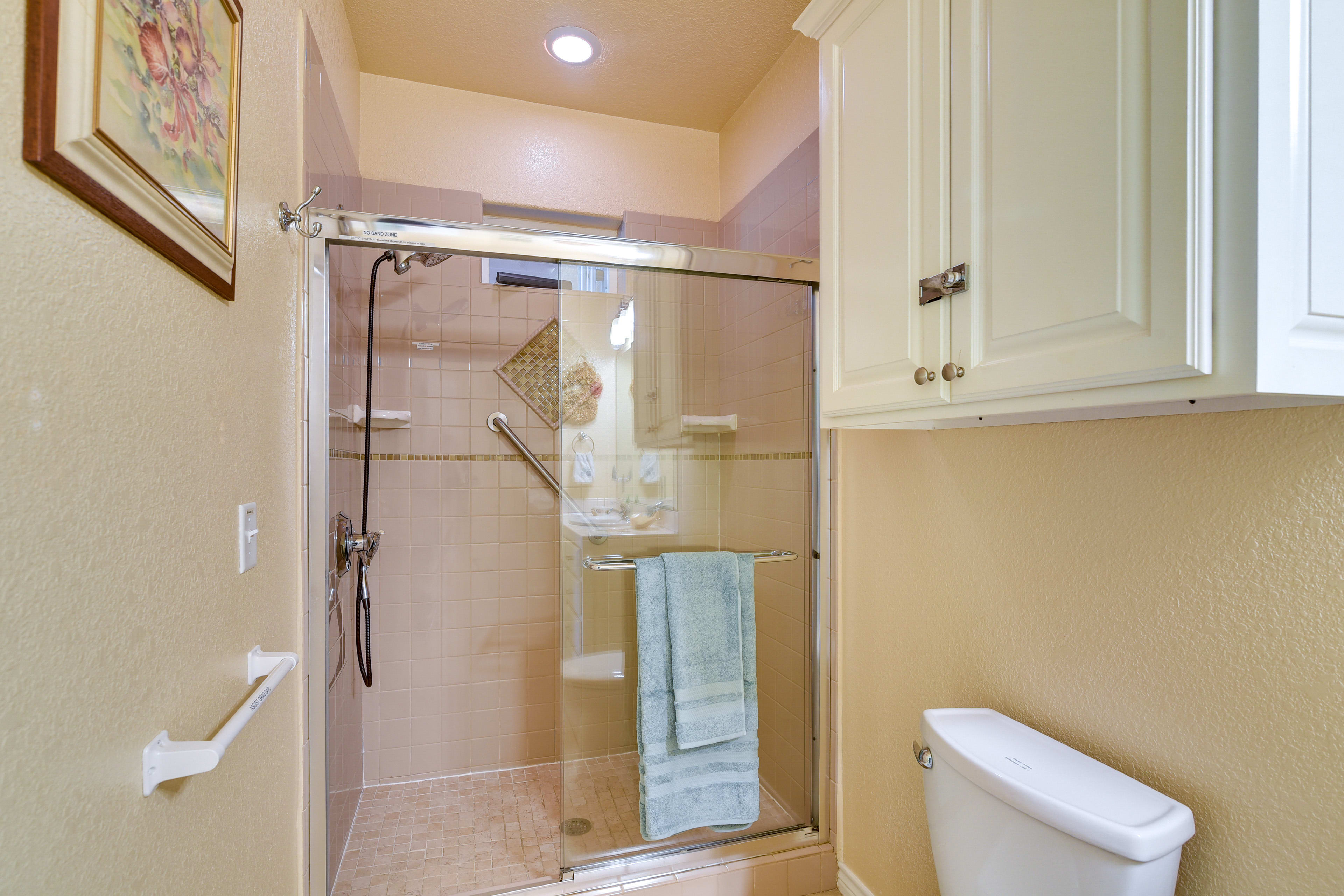 En-Suite Bathroom | Main Level | Towels Provided