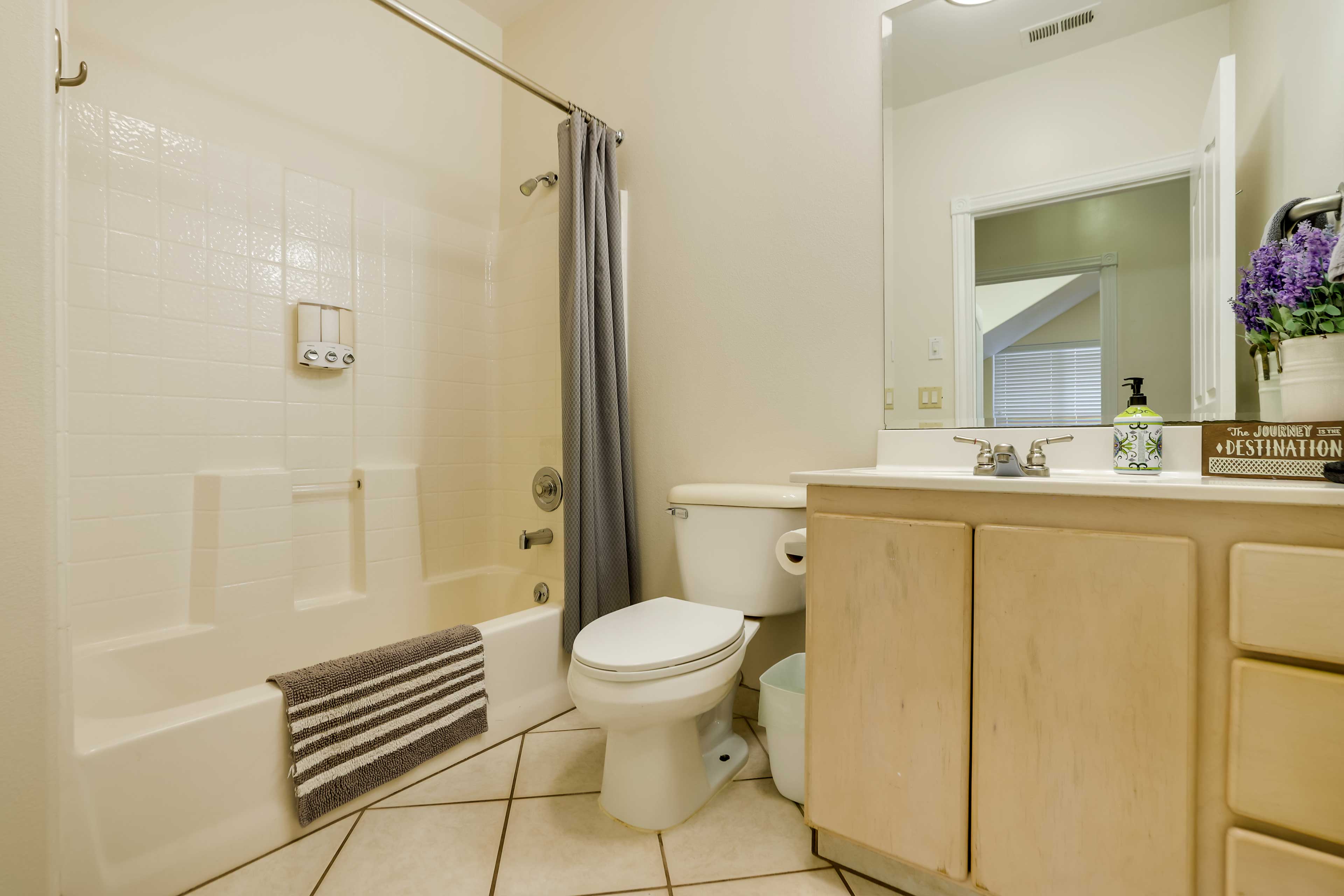 Full Bathroom | Shower/Tub Combo | Towels Provided