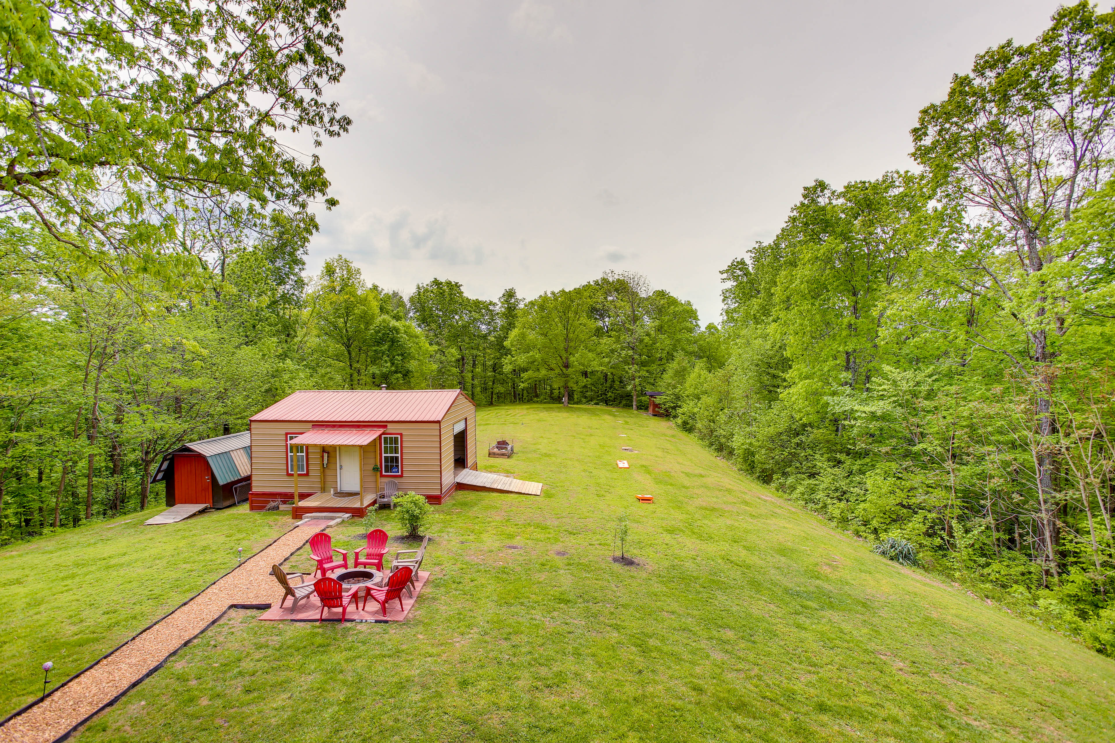 Spacious Backyard | Cornhole | Horseshoes