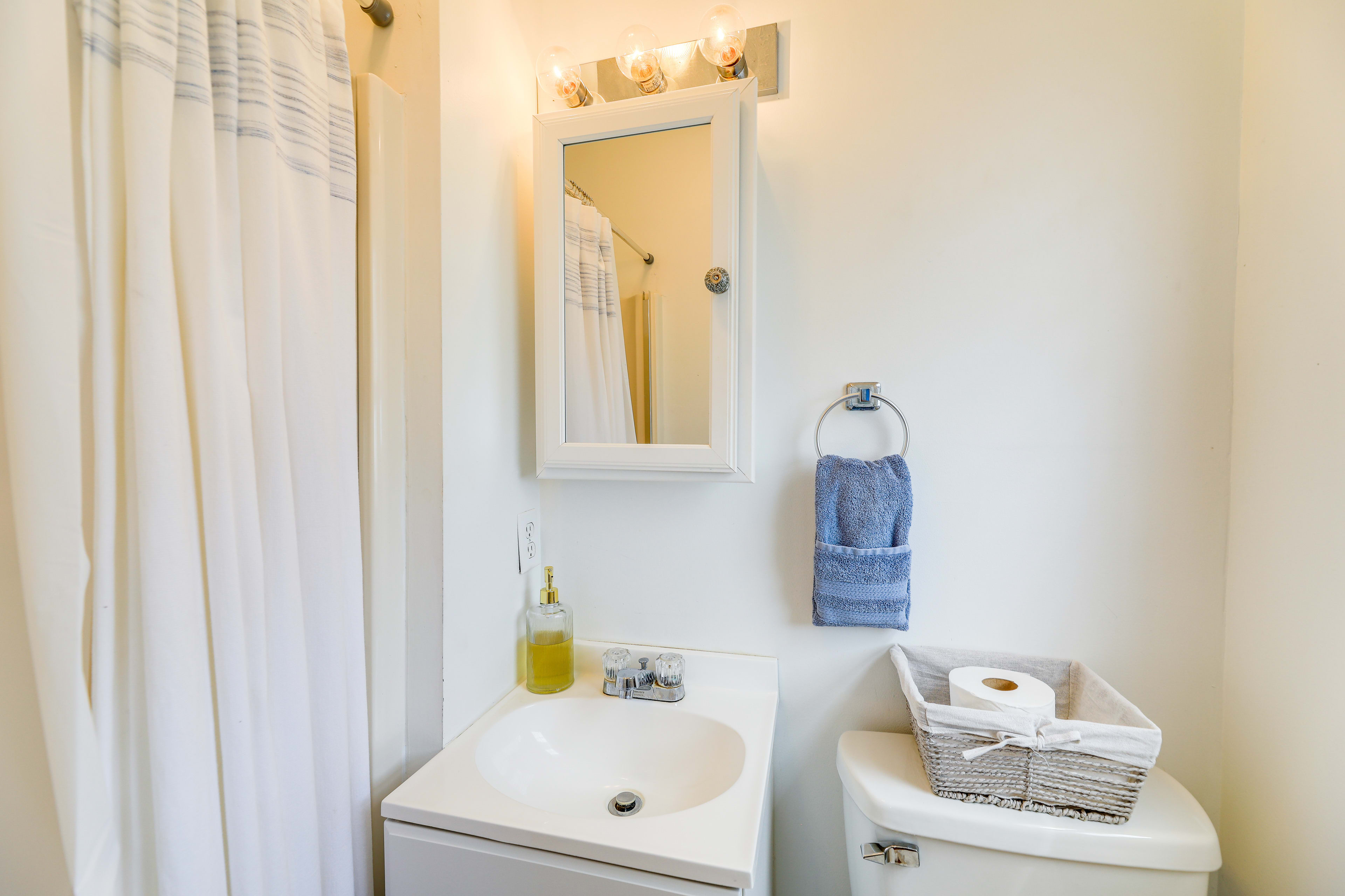 Bathroom | Complimentary Toiletries | Towels Provided