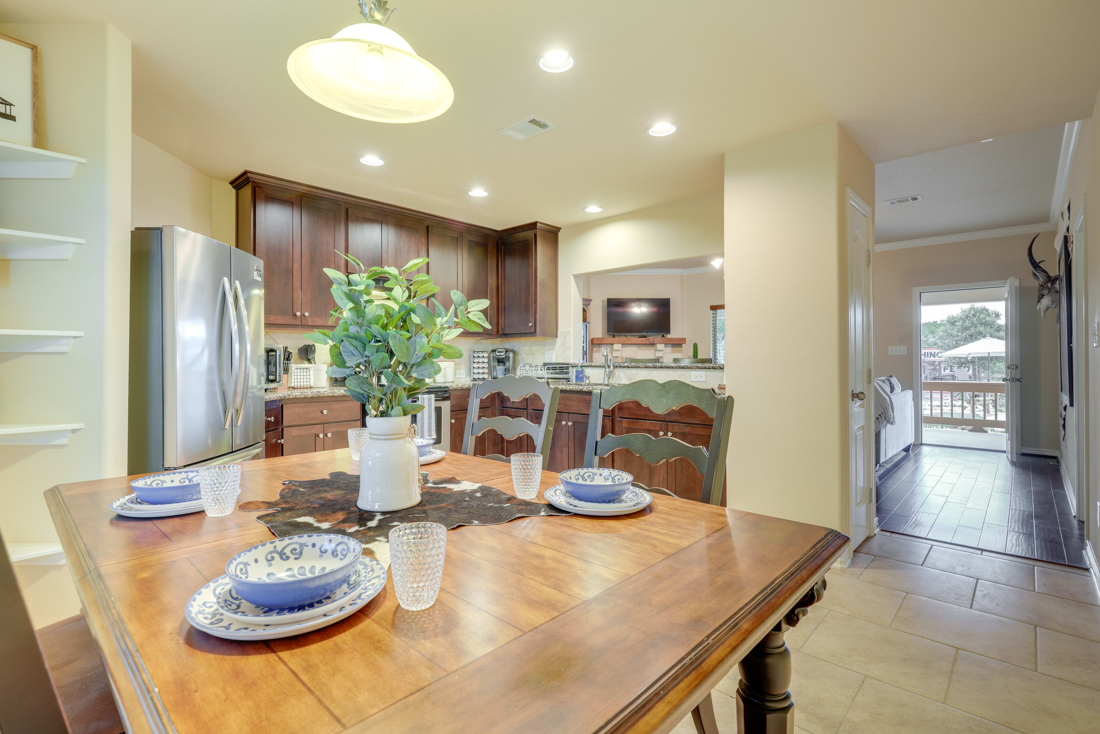 Dining Area | Dishware & Flatware Provided