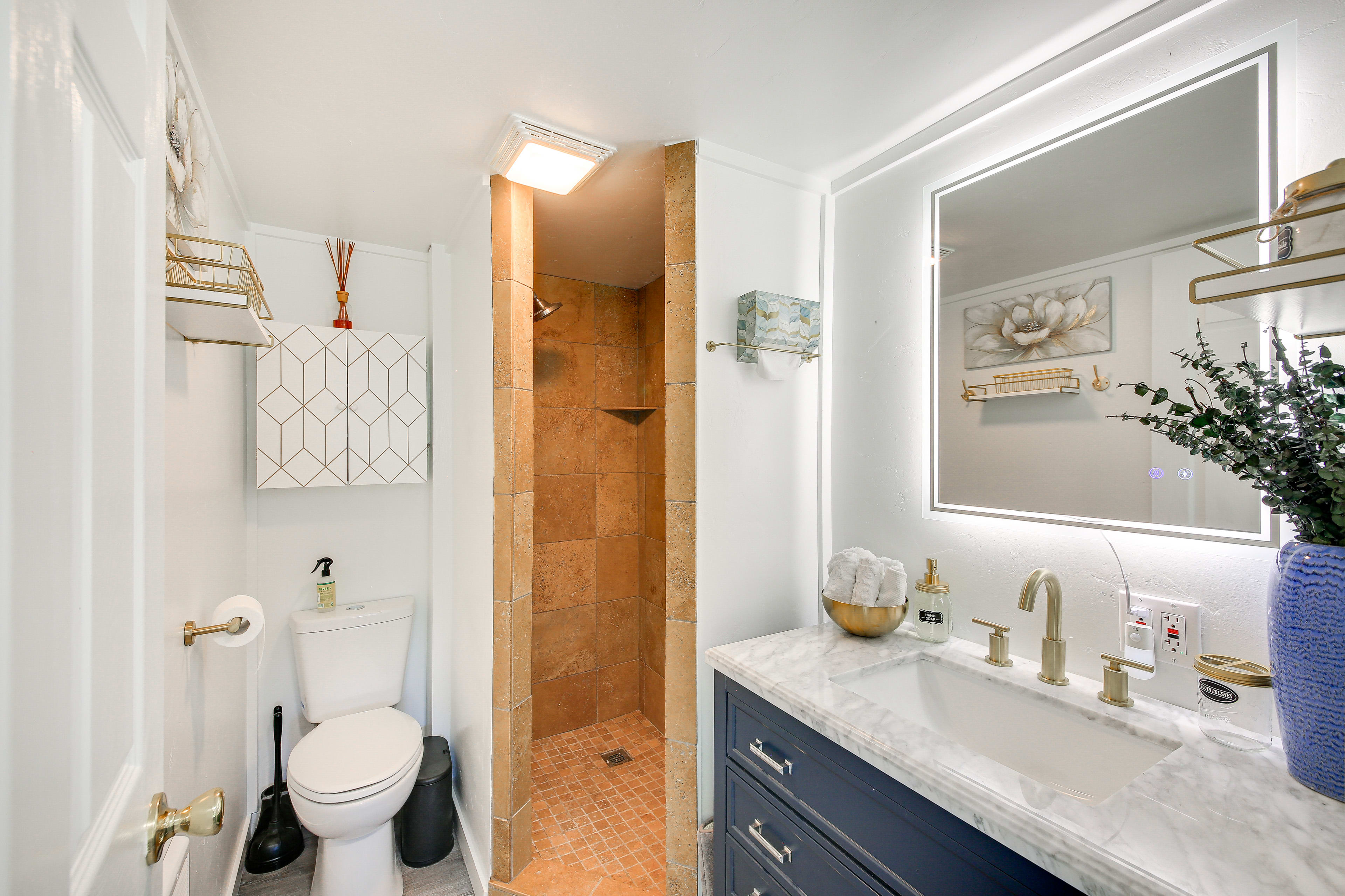 Full Bathroom | Complimentary Toiletries | Hair Dryer