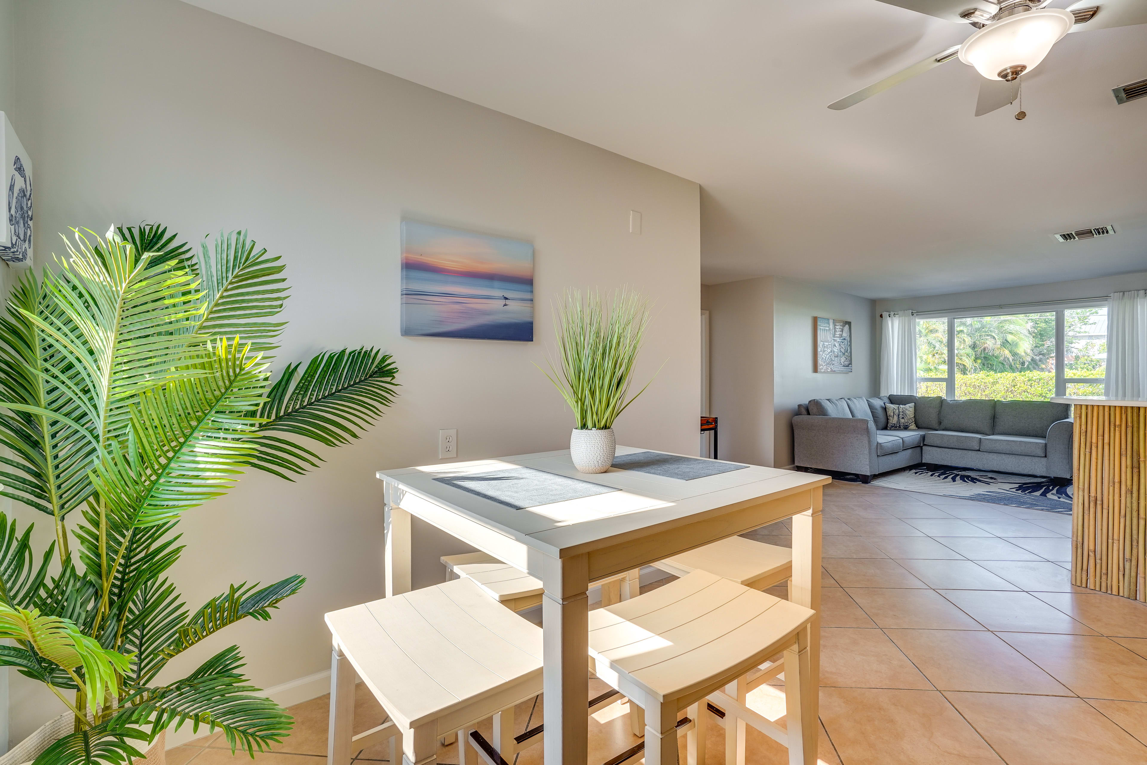 Dining Area | Dishware/Flatware Provided