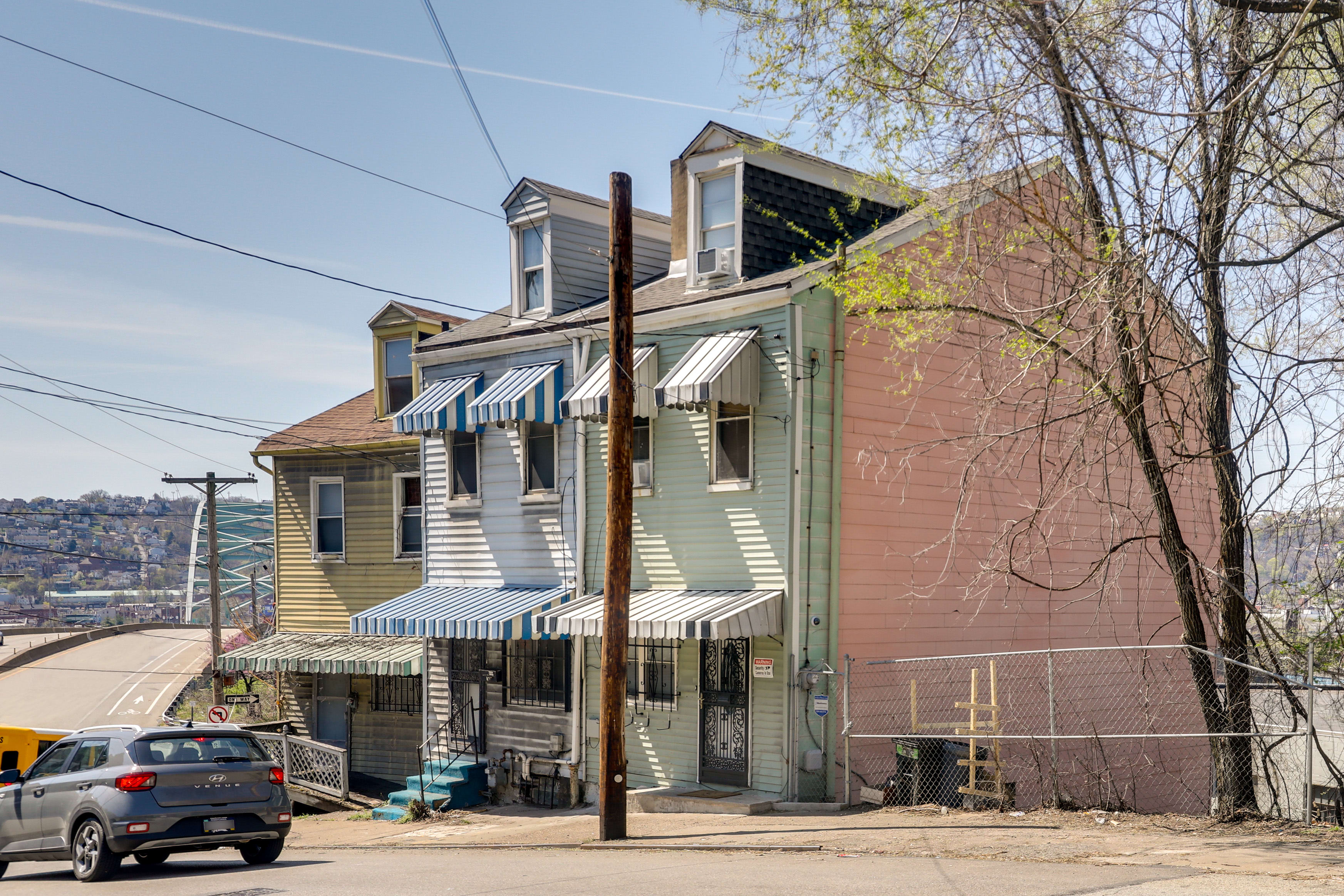 3-Story Townhouse | Self Check-In | 0.9 Mi to University of Pittsburgh