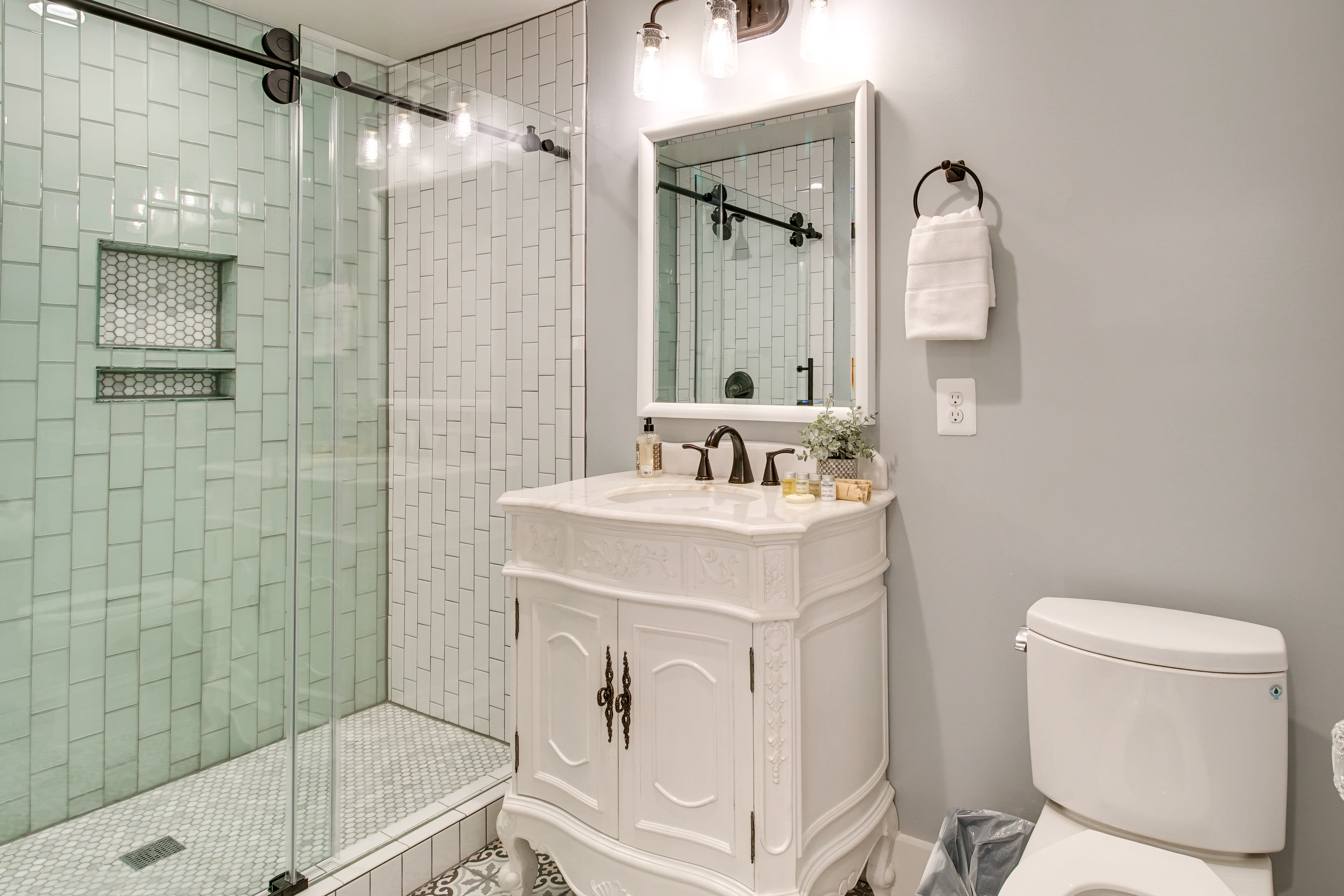 Full Bathroom | Towels Provided | Complimentary Toiletries