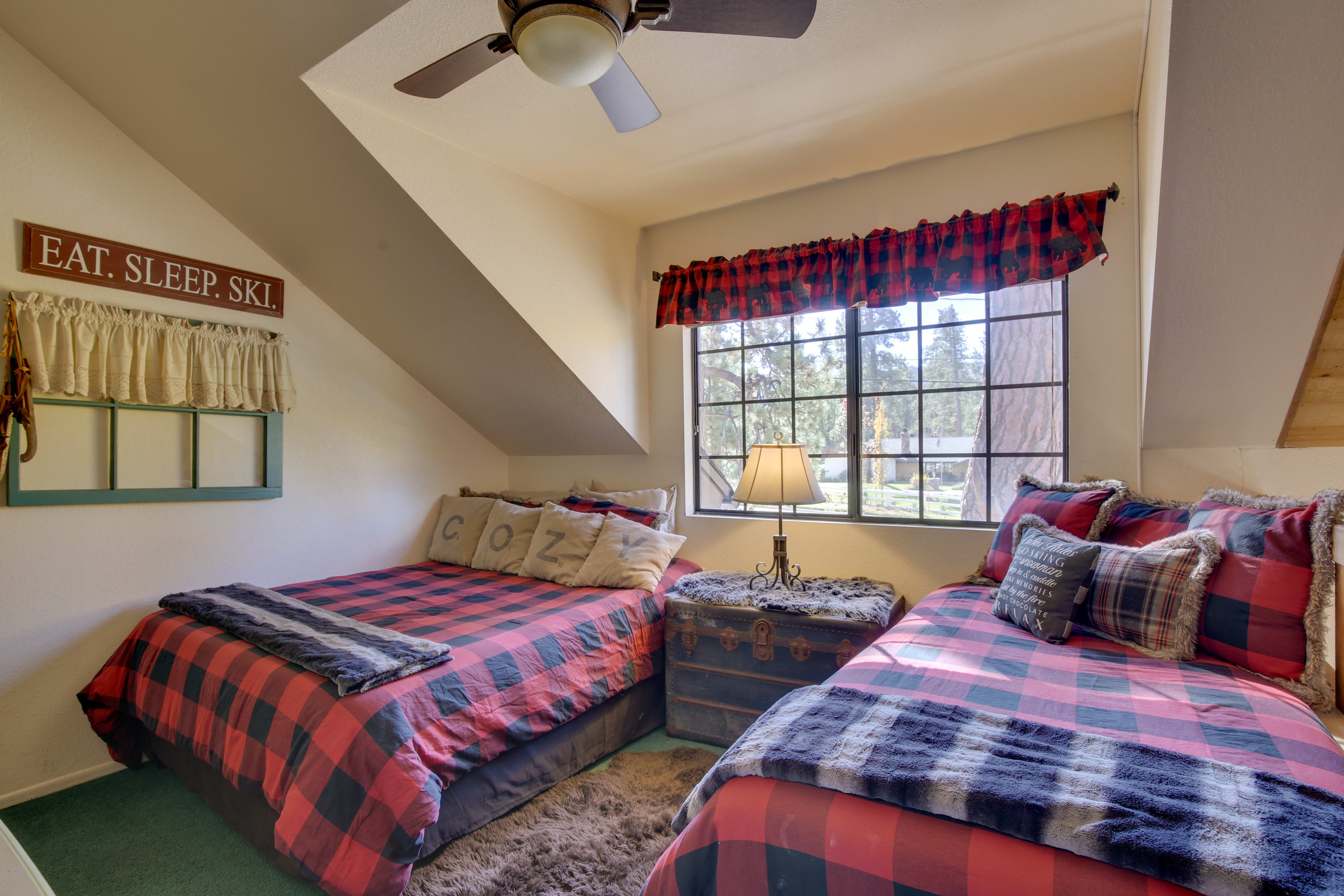 Bedroom 2 | Queen Bed | Twin Bed | Smart TV