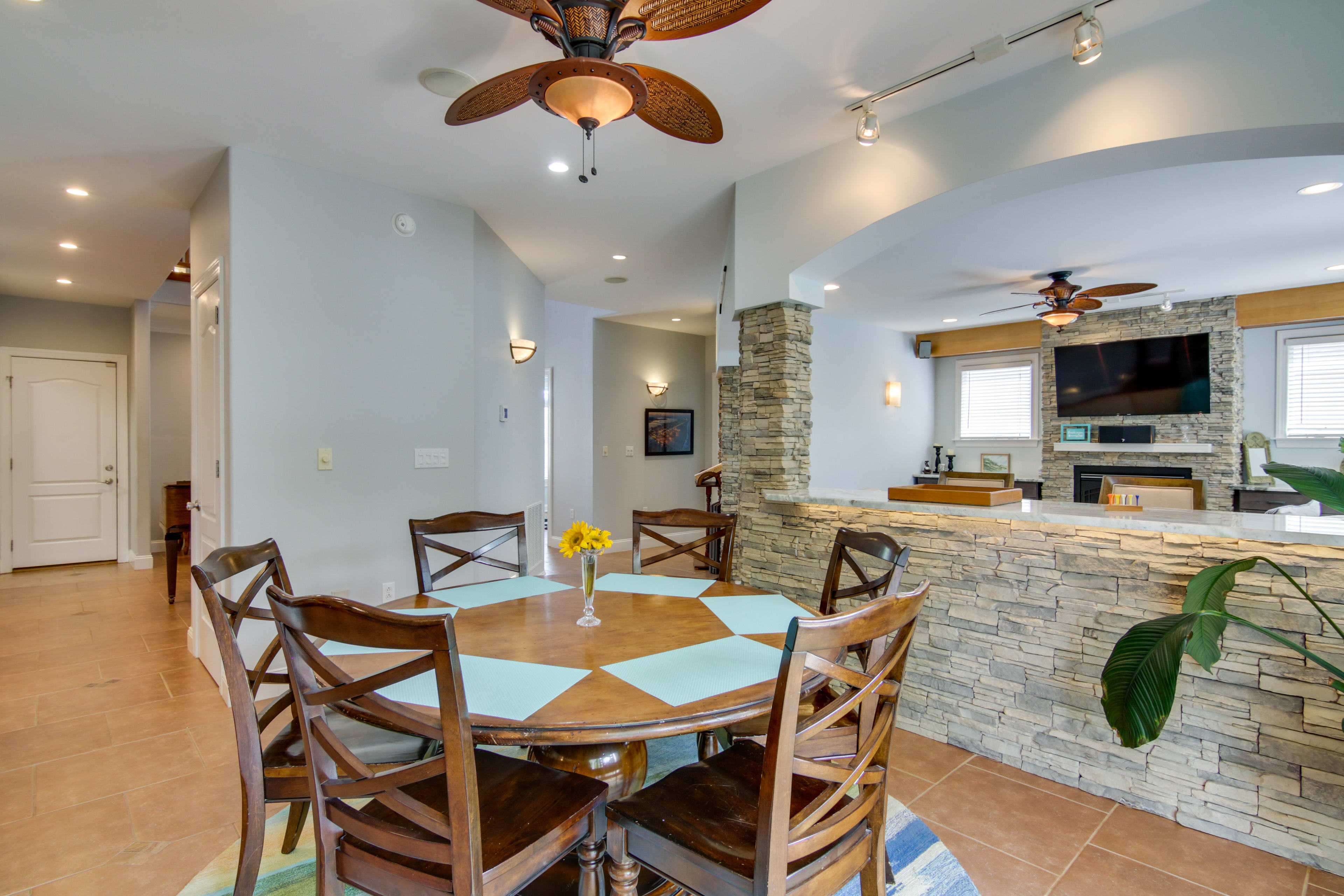 Dining Area | Dishware/Flatware Provided