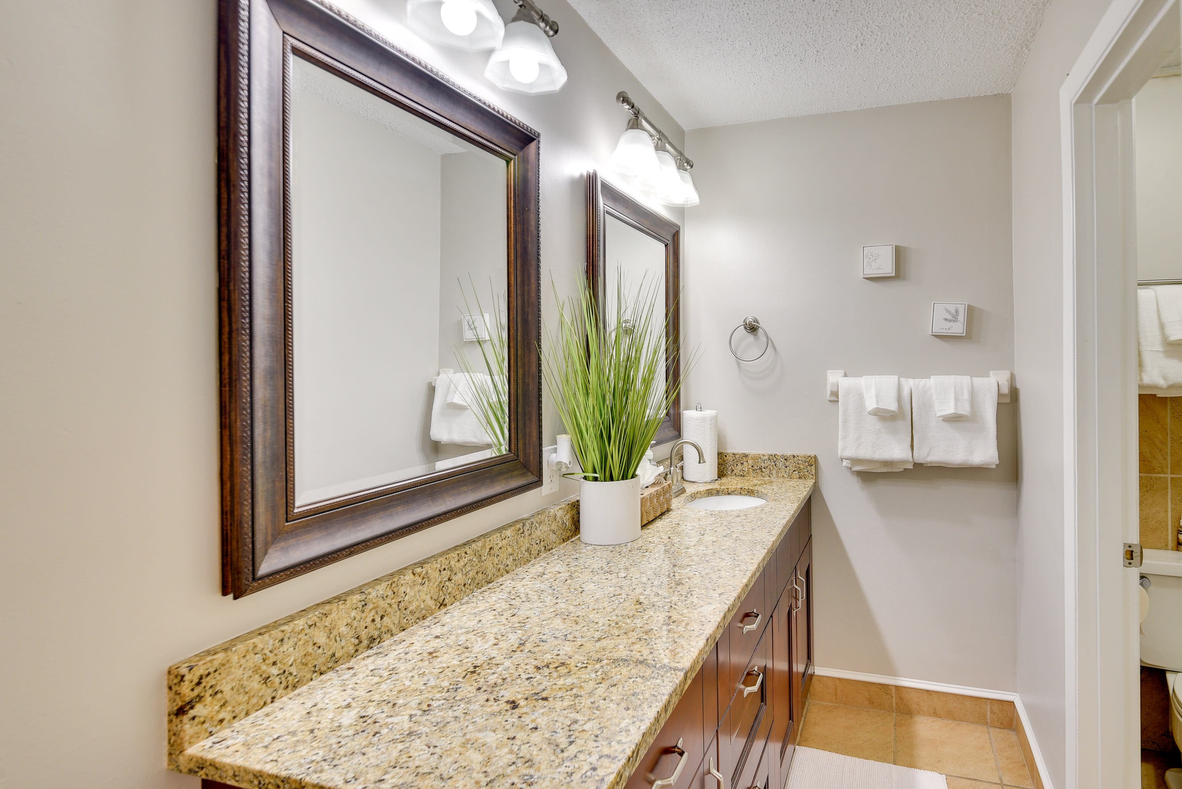 Full Bathroom | 2nd Floor | Complimentary Toiletries | Towels Provided