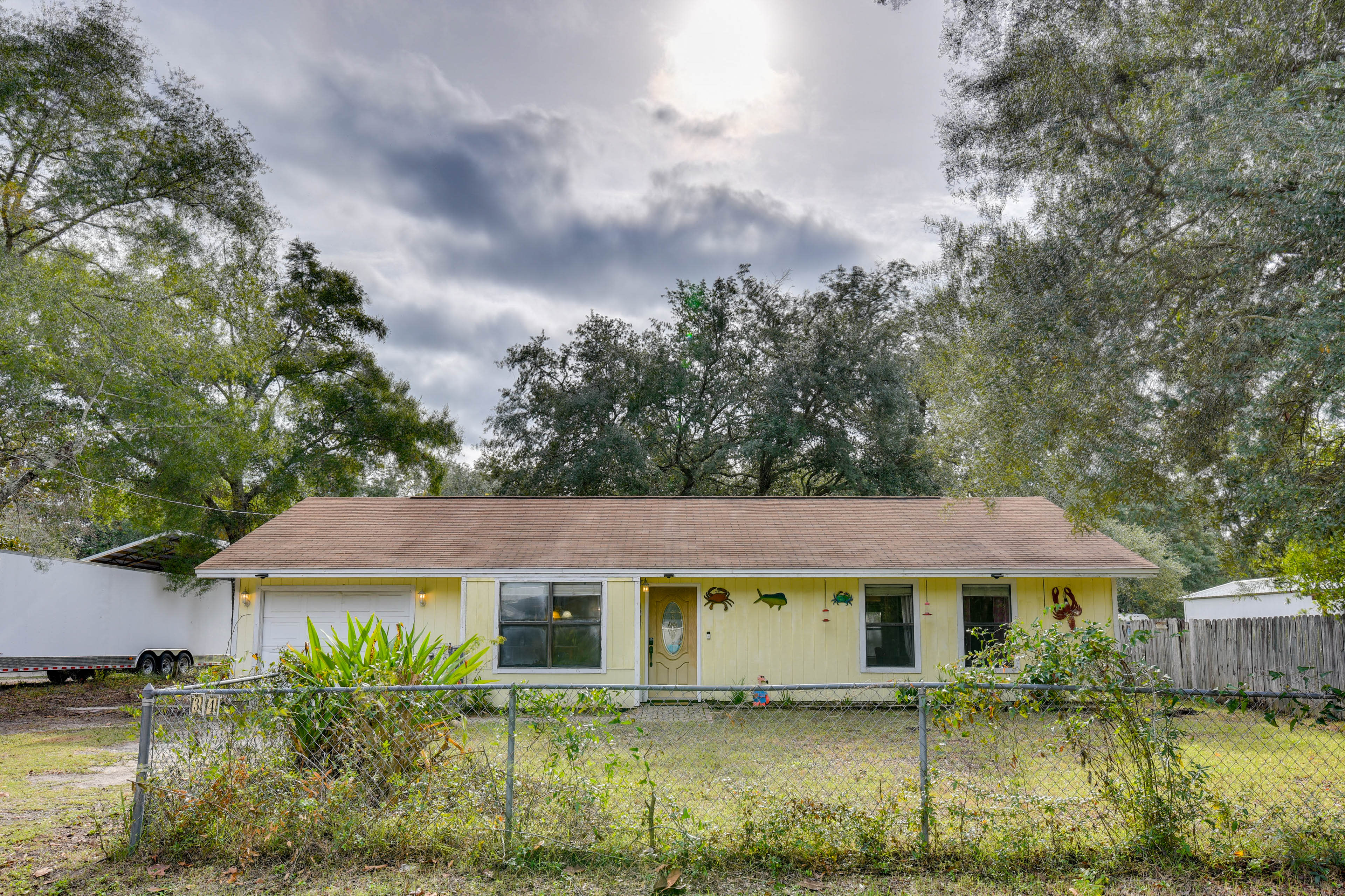 House Exterior | Fenced Front Yard