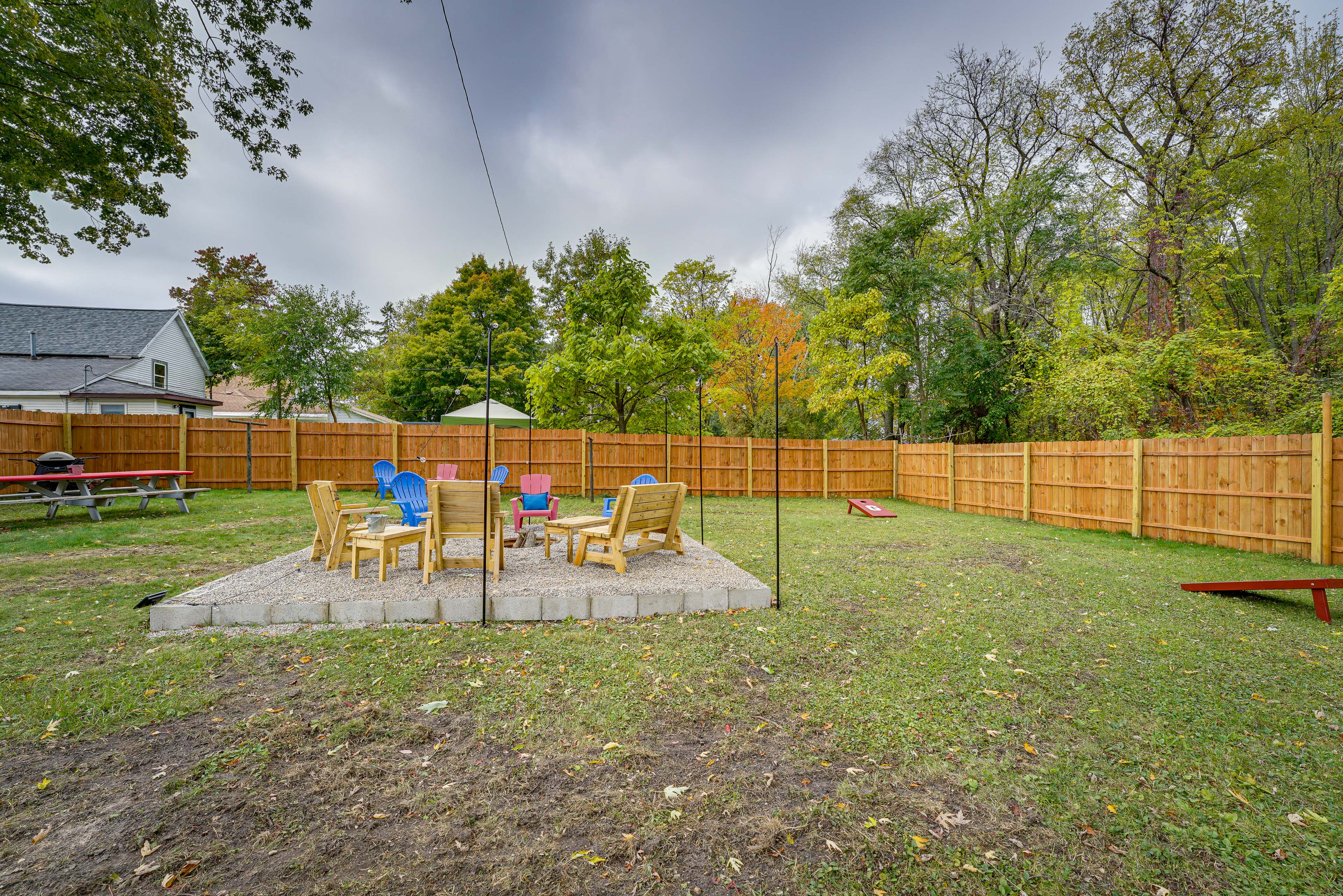 Private Backyard | Outdoor Dining | Cornhole | Horseshoes