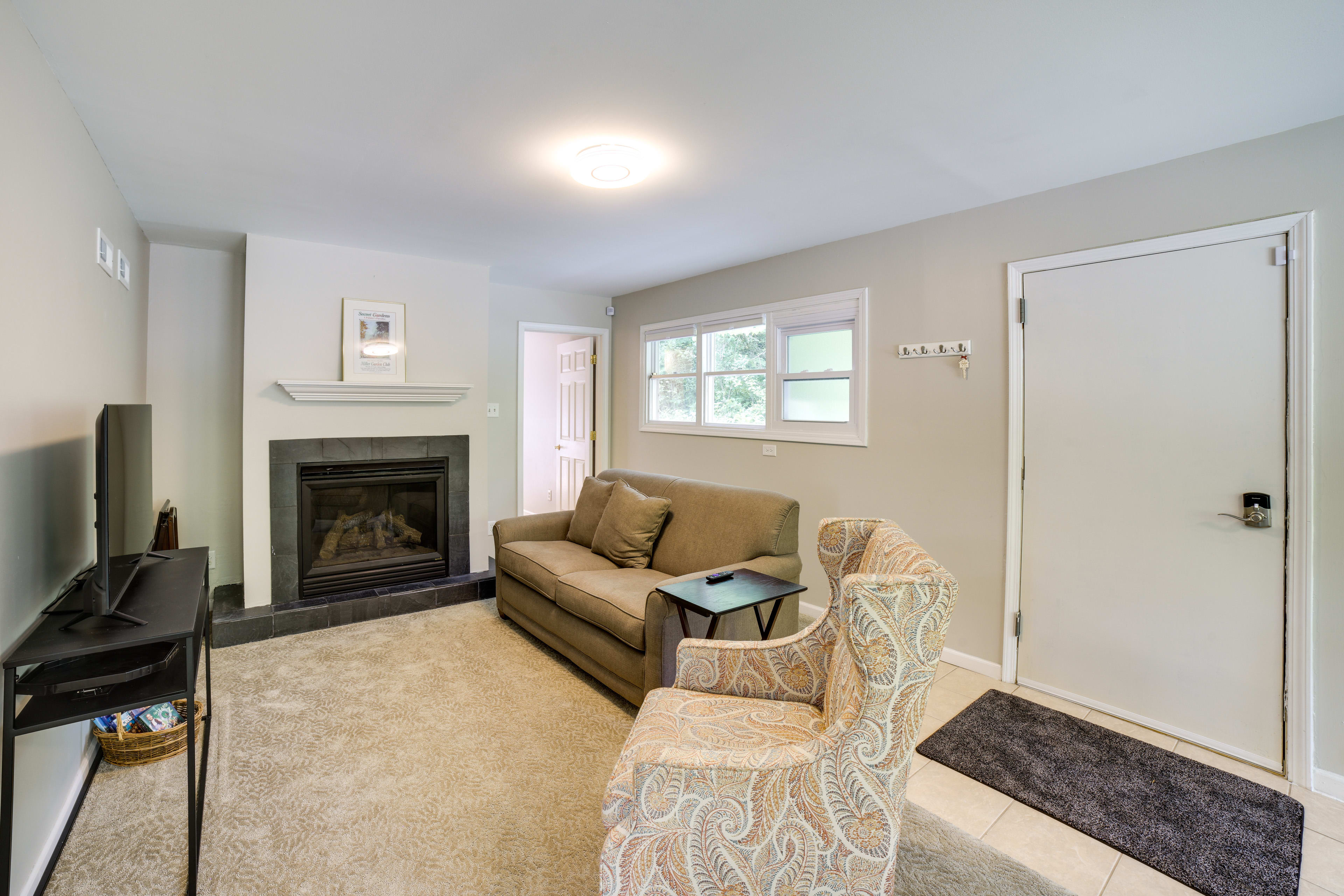 Living Room | Flat-Screen TV | Fireplace | Central Air Conditioning/Heat