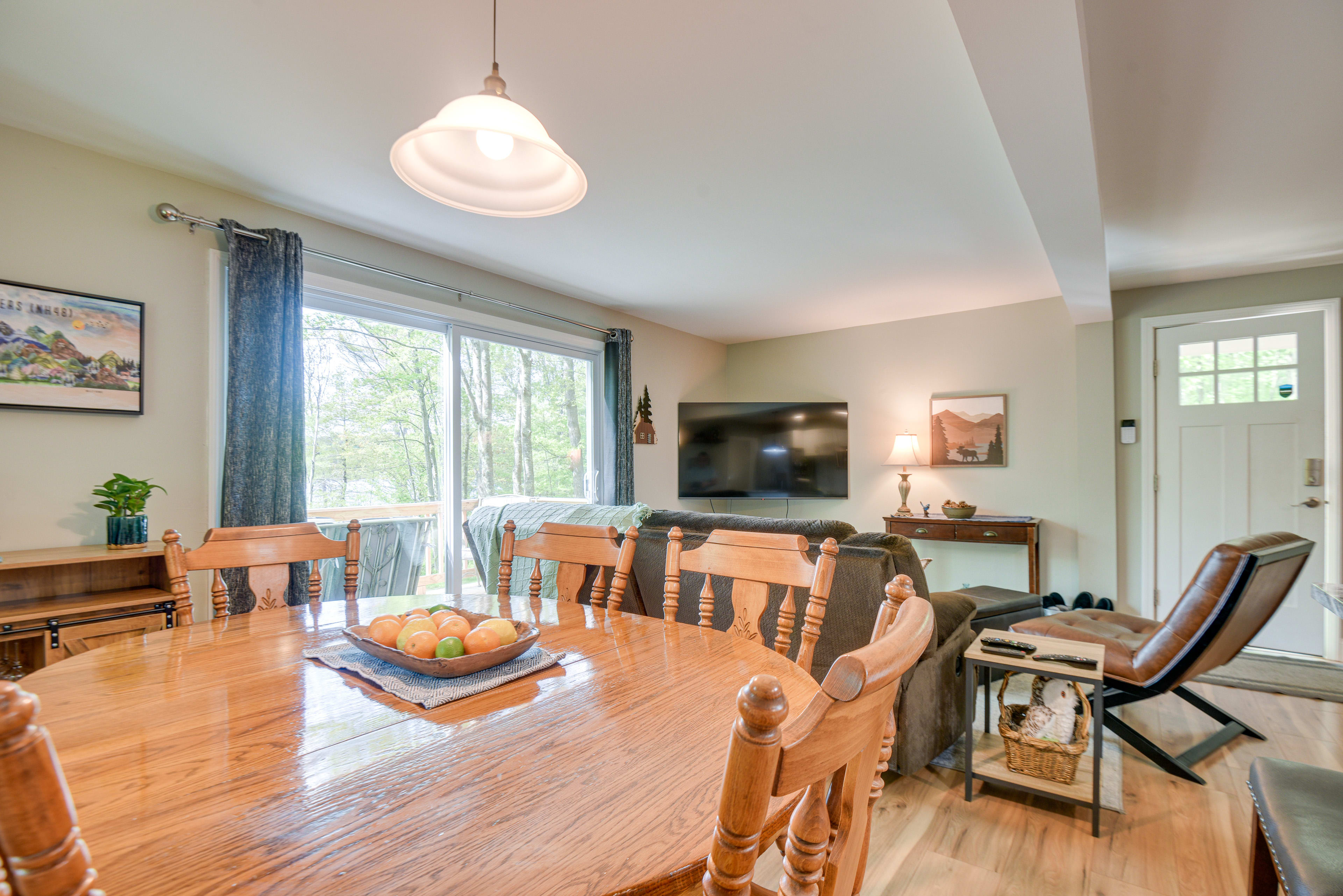 Dining Area | Dishware/Flatware Provided