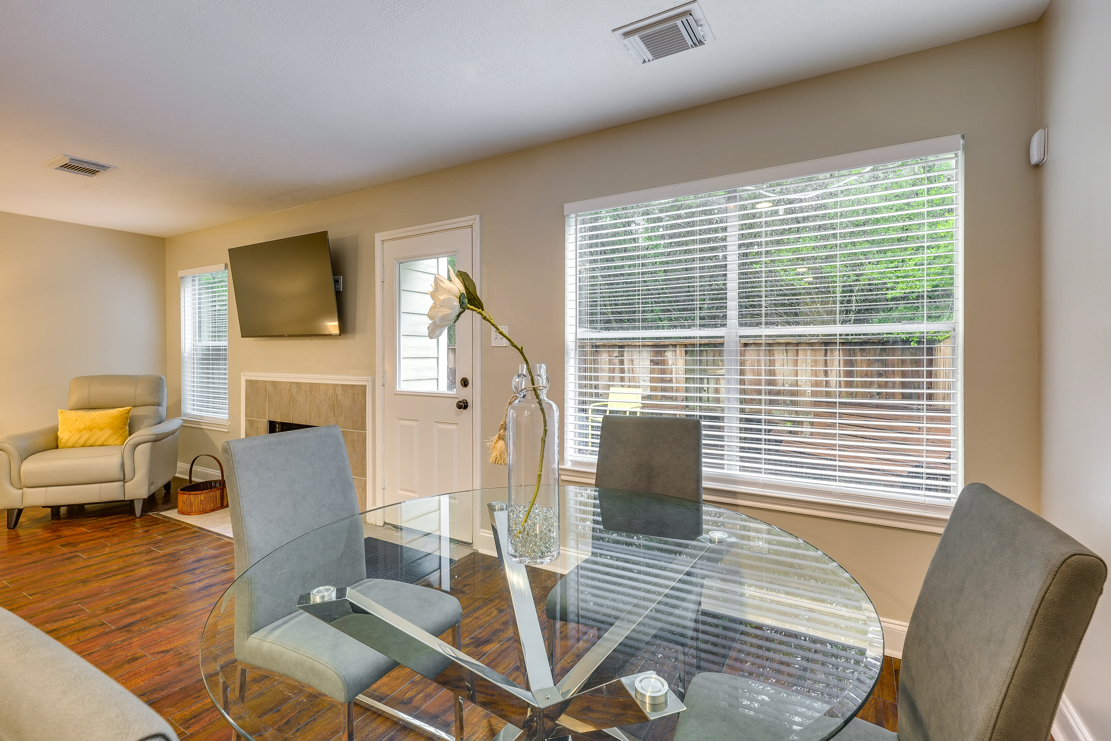 Dining Area | Dishware/Flatware Provided