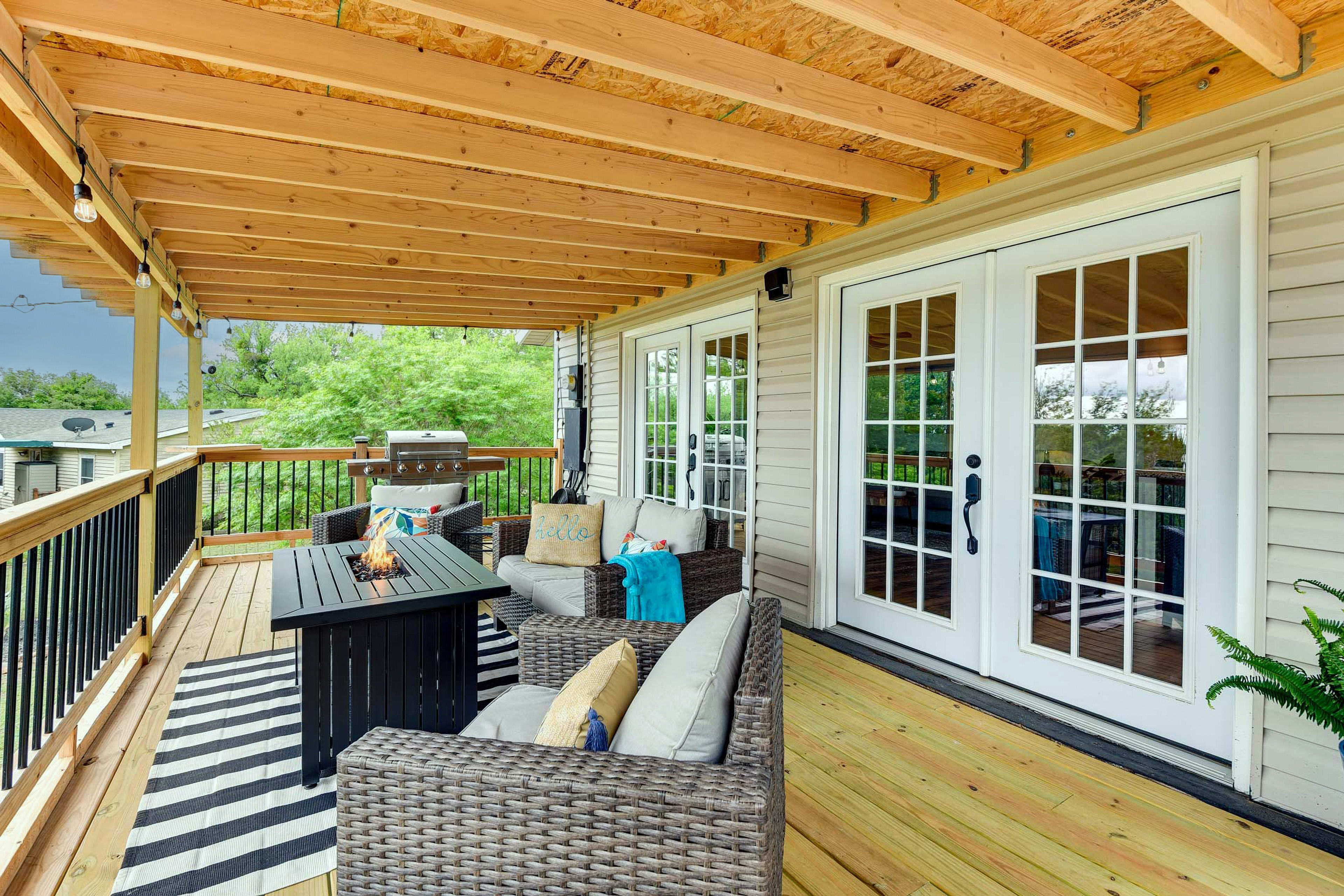 Covered Deck | Fire Table | Gas Grill