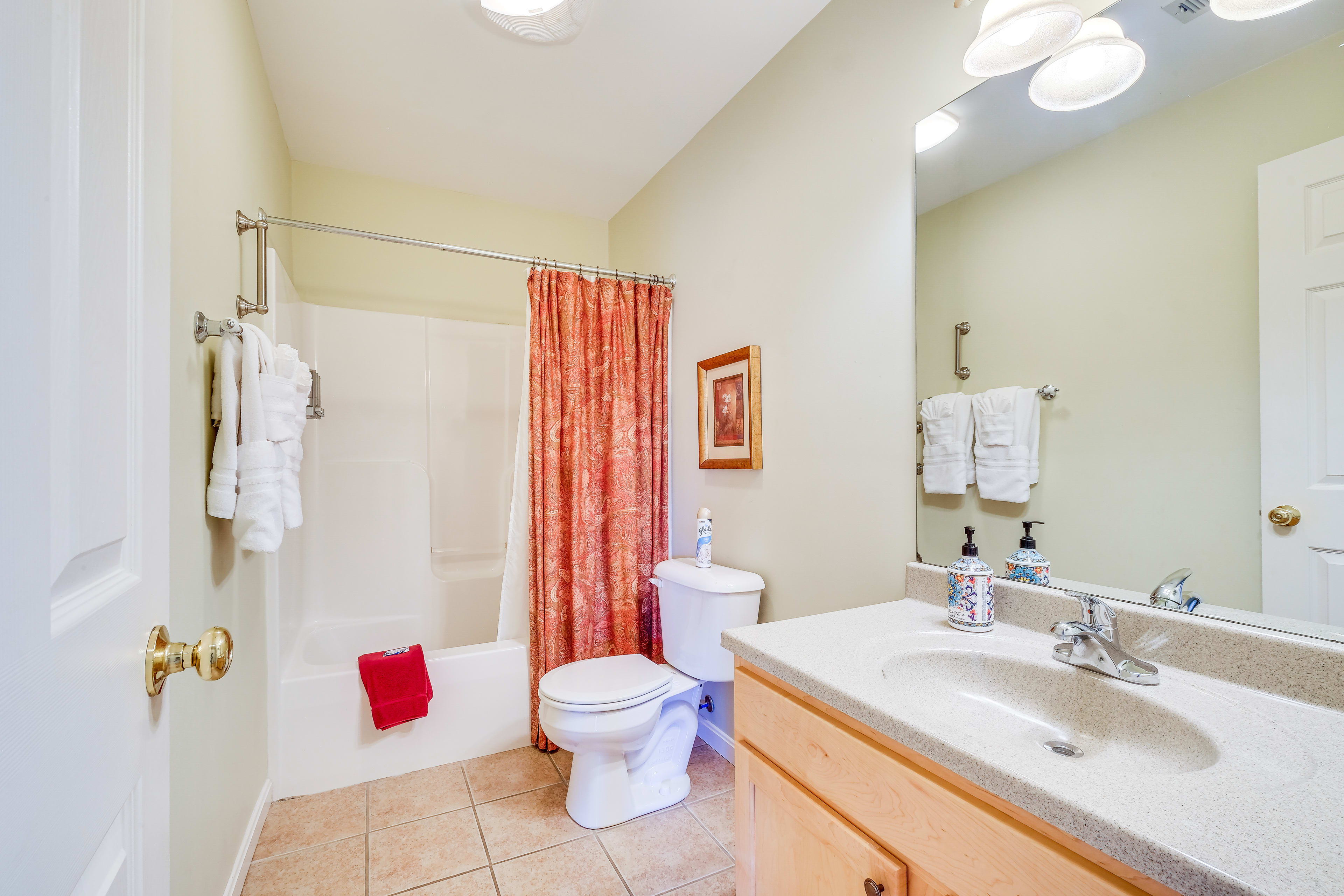 Full Bathroom | Main Level | Complimentary Toiletries