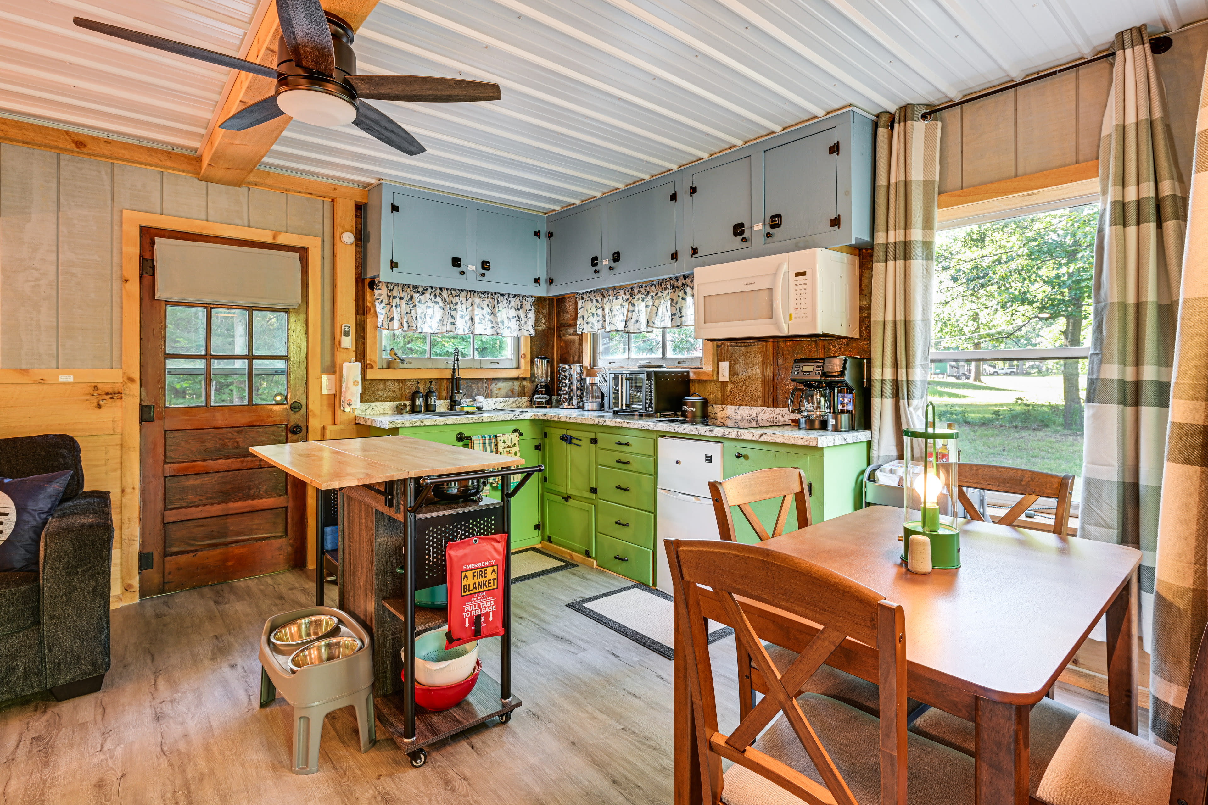 Dining Area | Kitchen