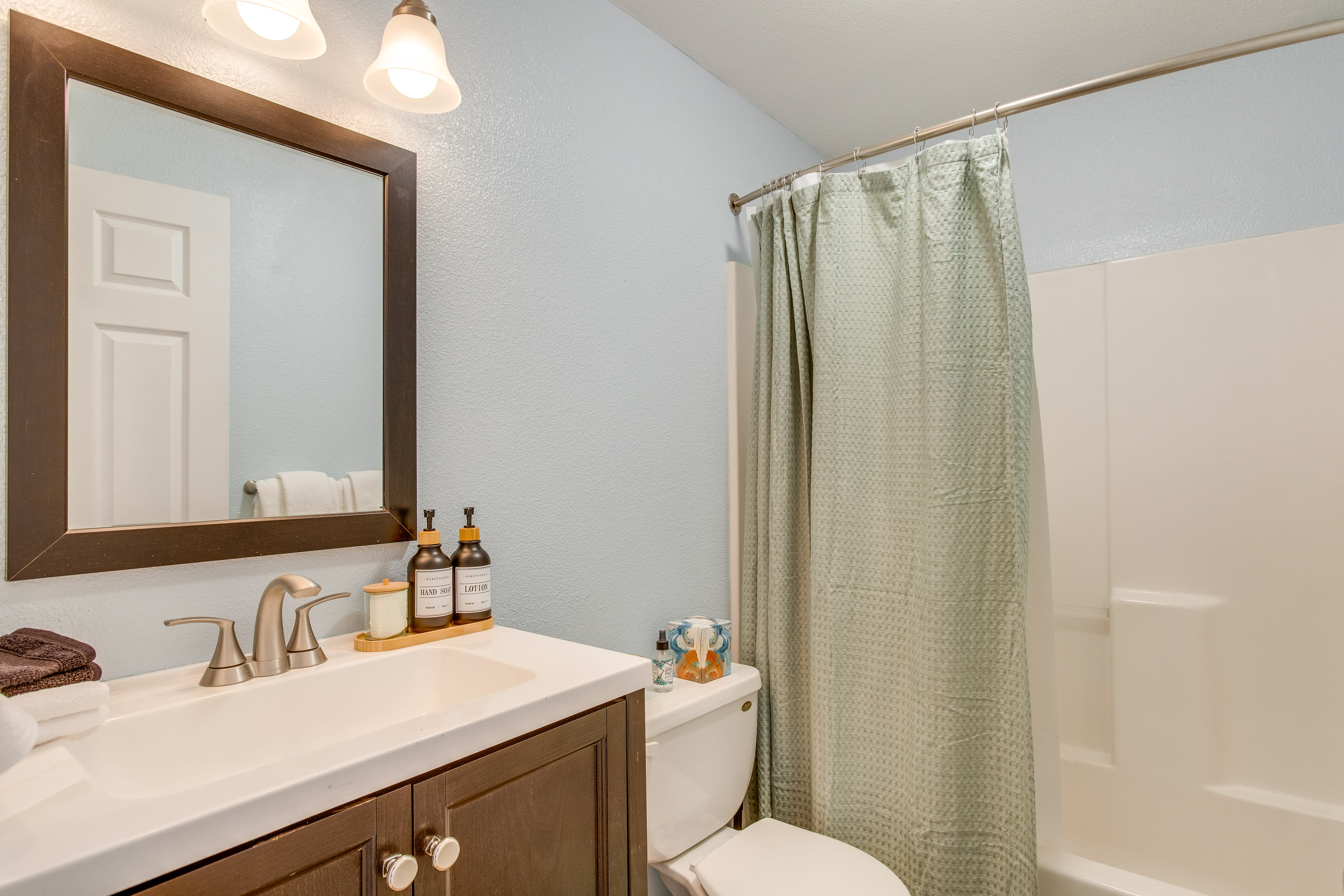 Full Bathroom | Towels Provided | Complimentary Toiletries