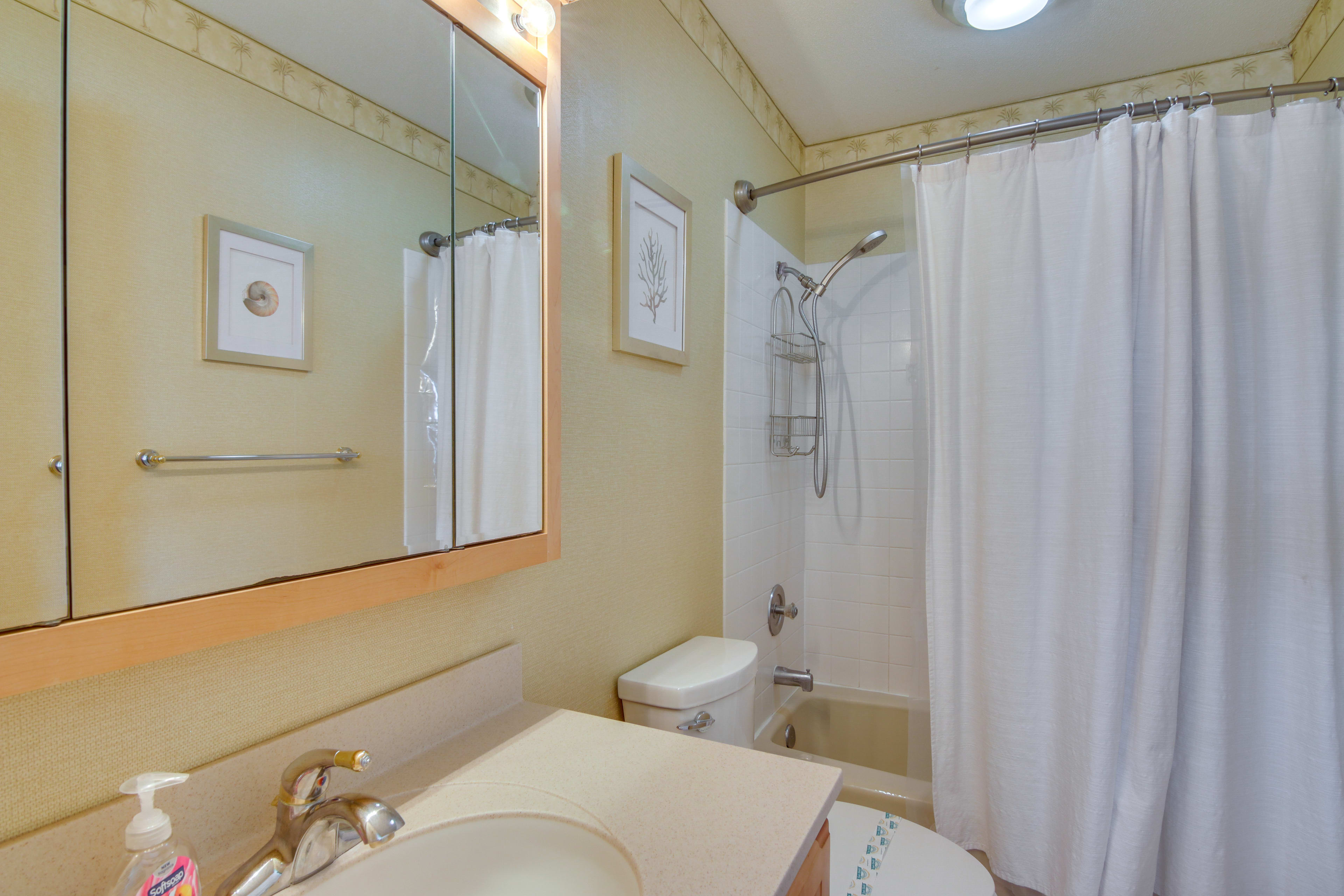 Full Bath | Complimentary Toiletries | Shower/Tub Combo