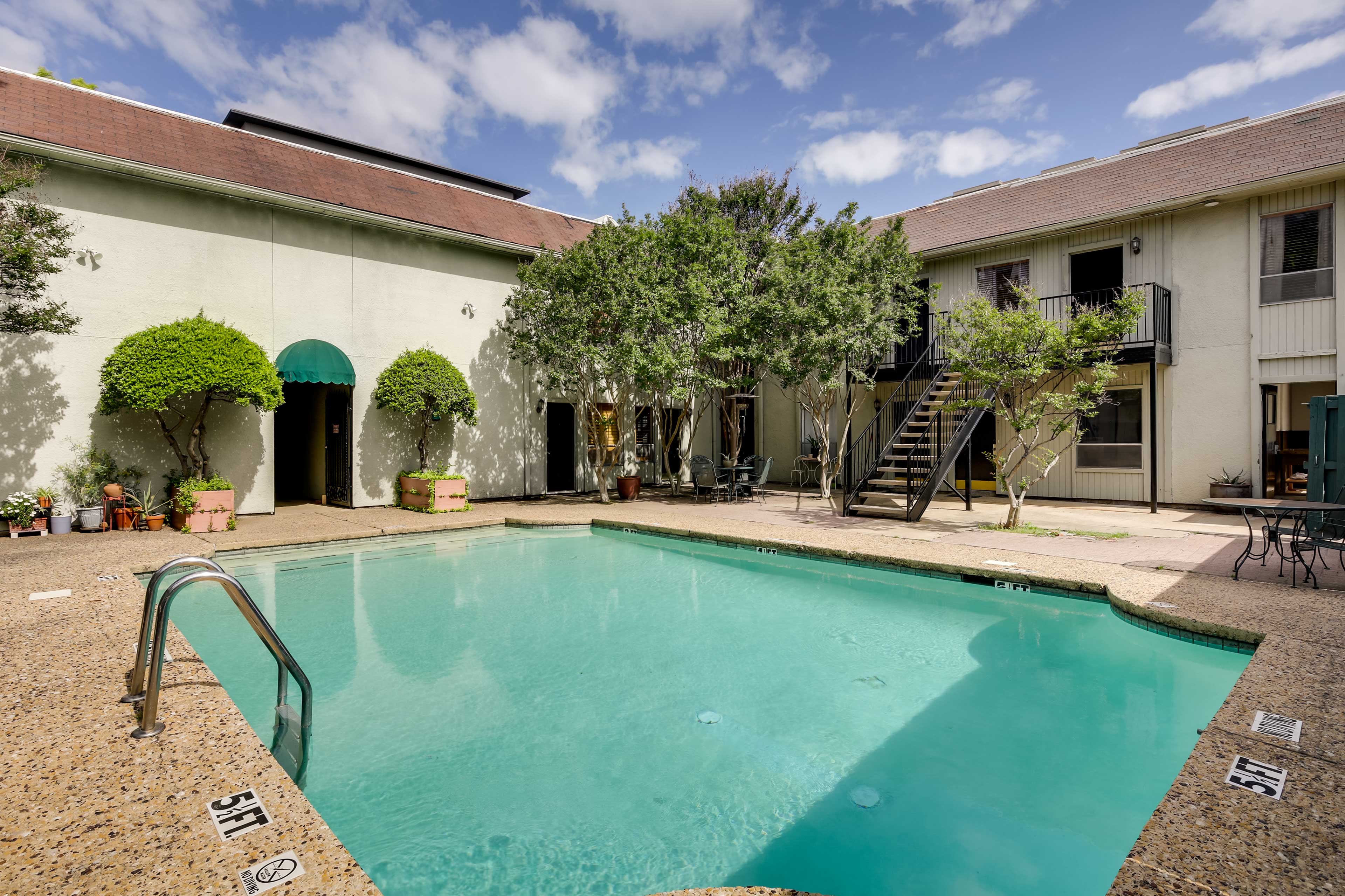 Community Amenities | Pool | Outdoor Dining Areas