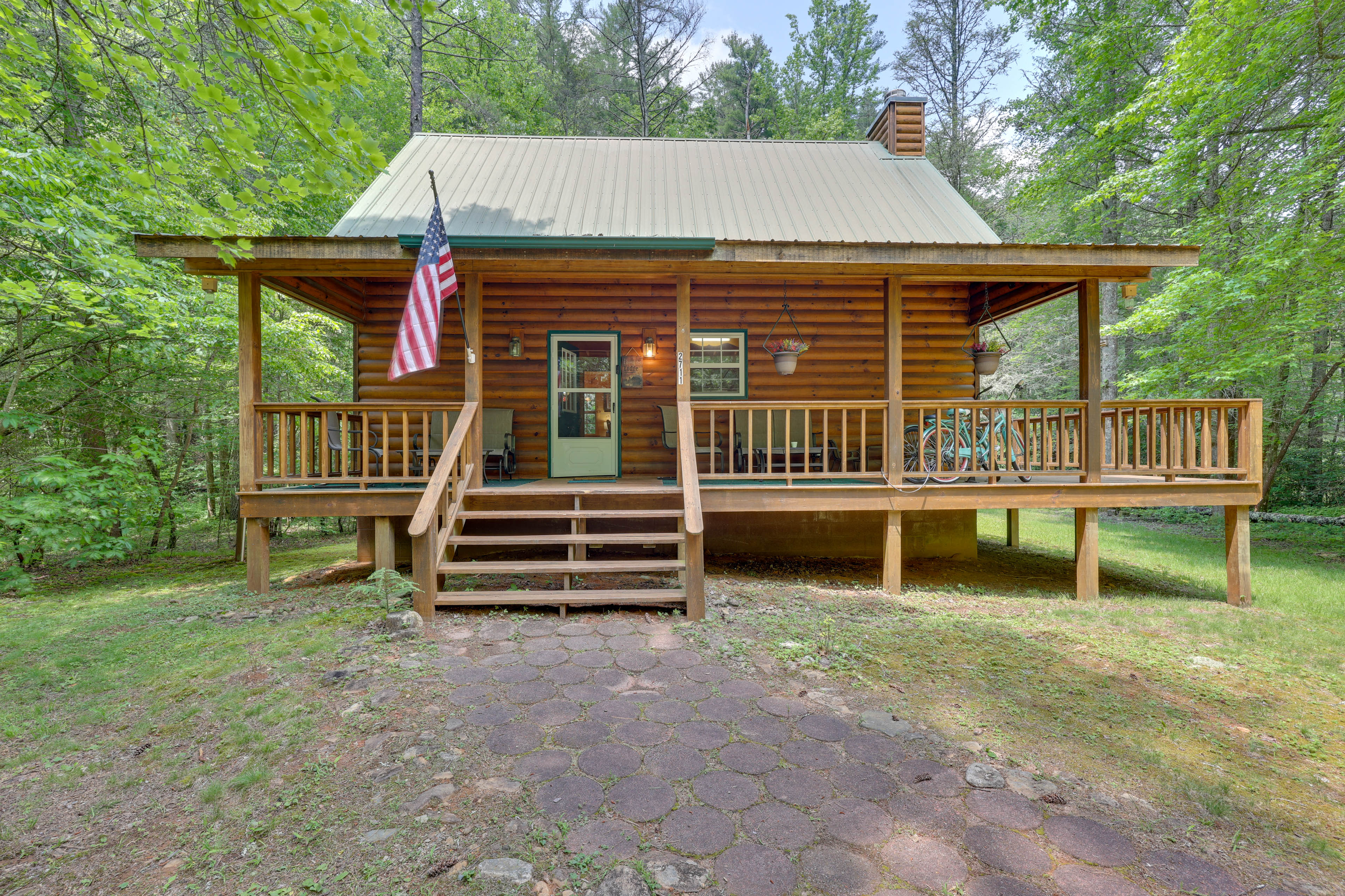 Secluded ‘Cross Creek Cabin’ w/ Deck & Fire Pit!