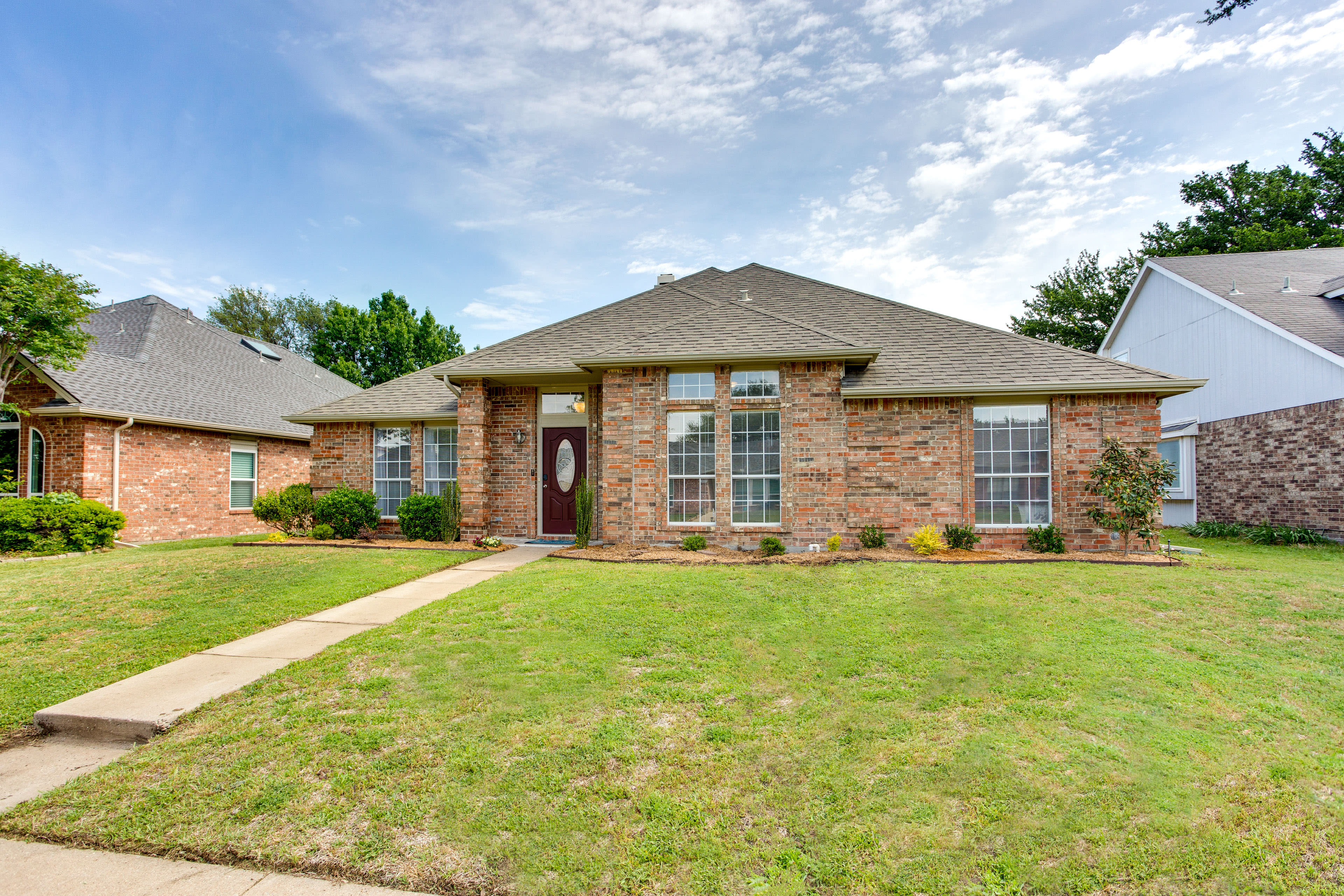 House Exterior | Garage (2 Vehicles) | Driveway (2 Vehicles)