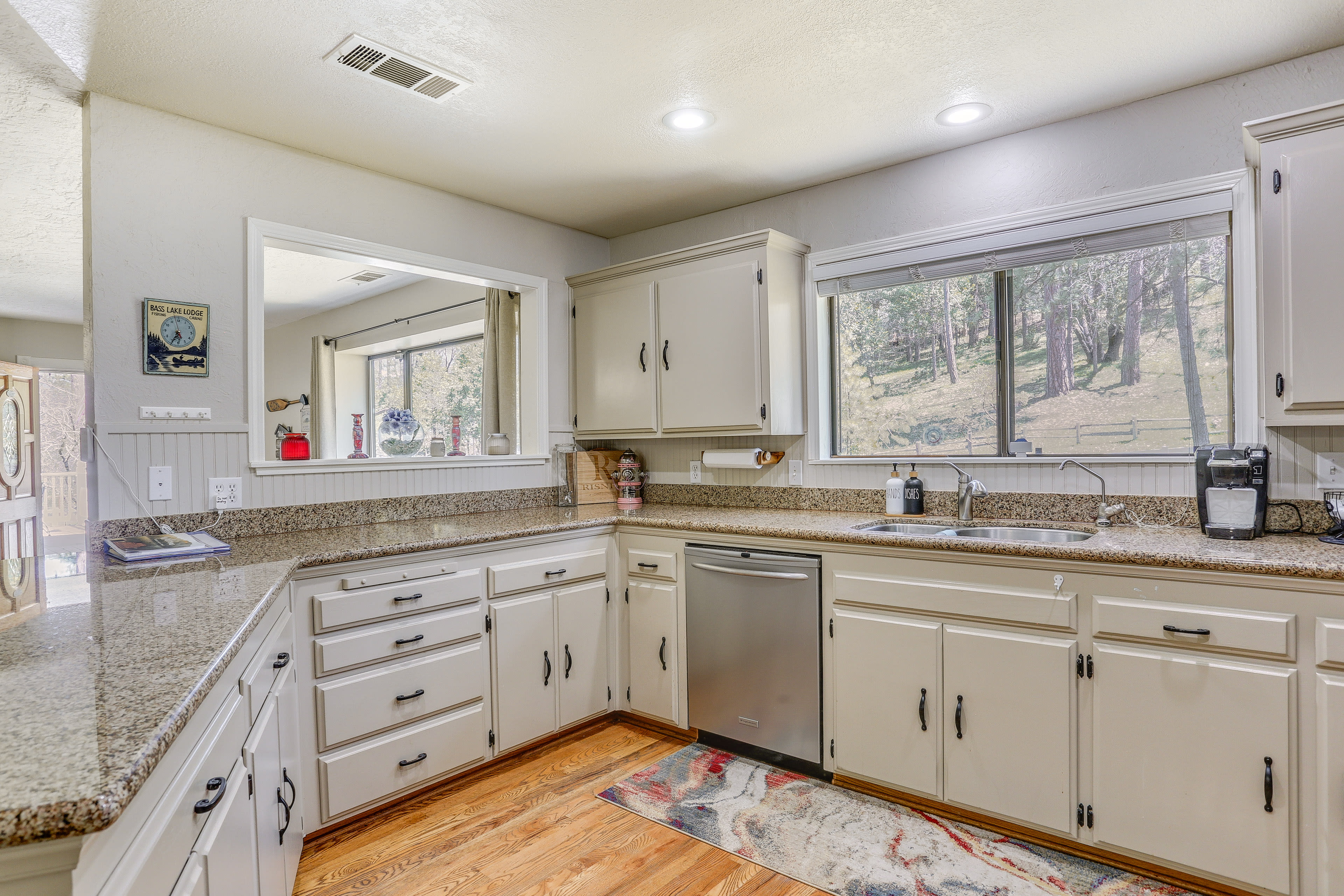 Kitchen | Free WiFi | Wraparound Deck | 2 Mi to Bass Lake Recreation Area