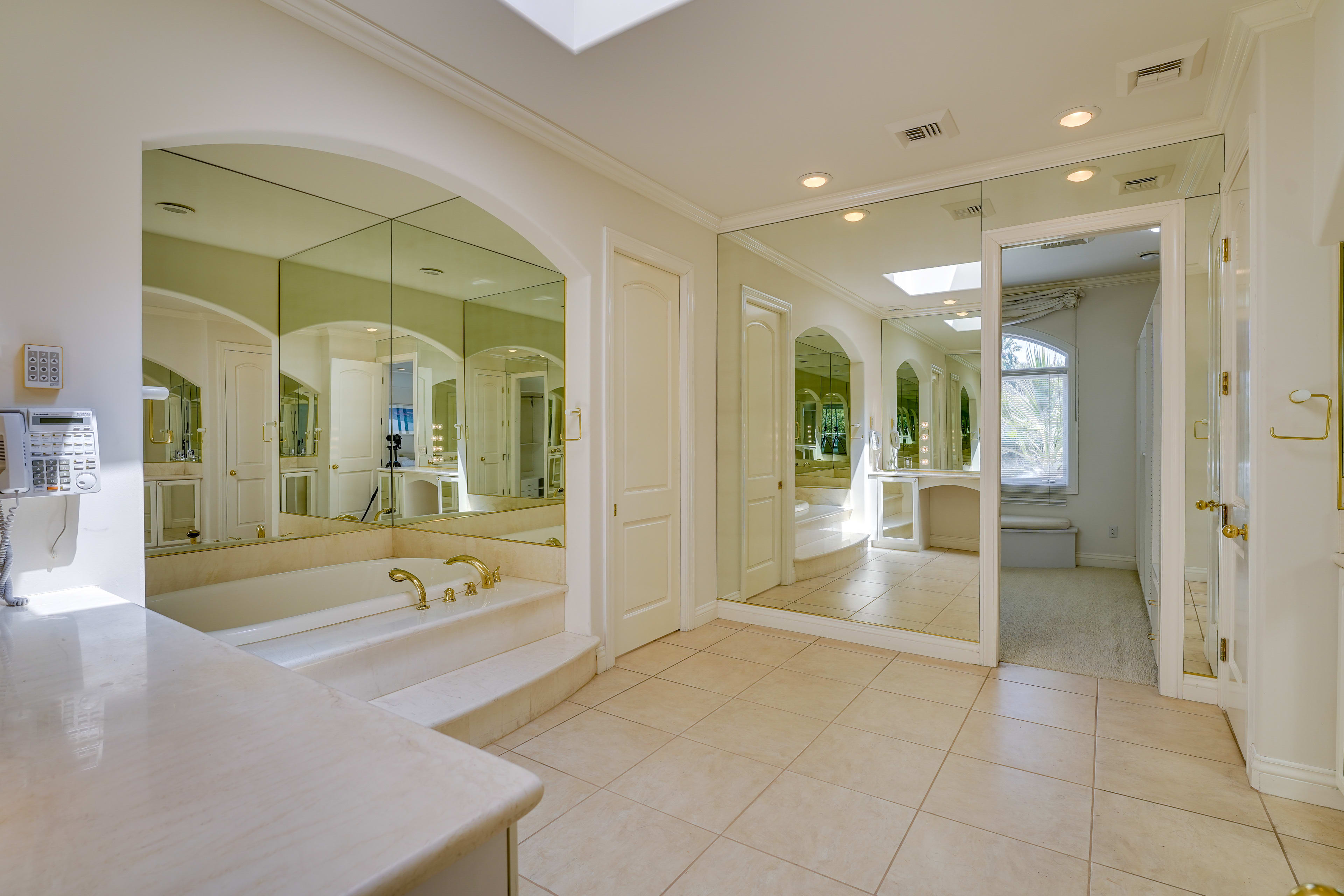 Full Bathroom | Soaking Tub