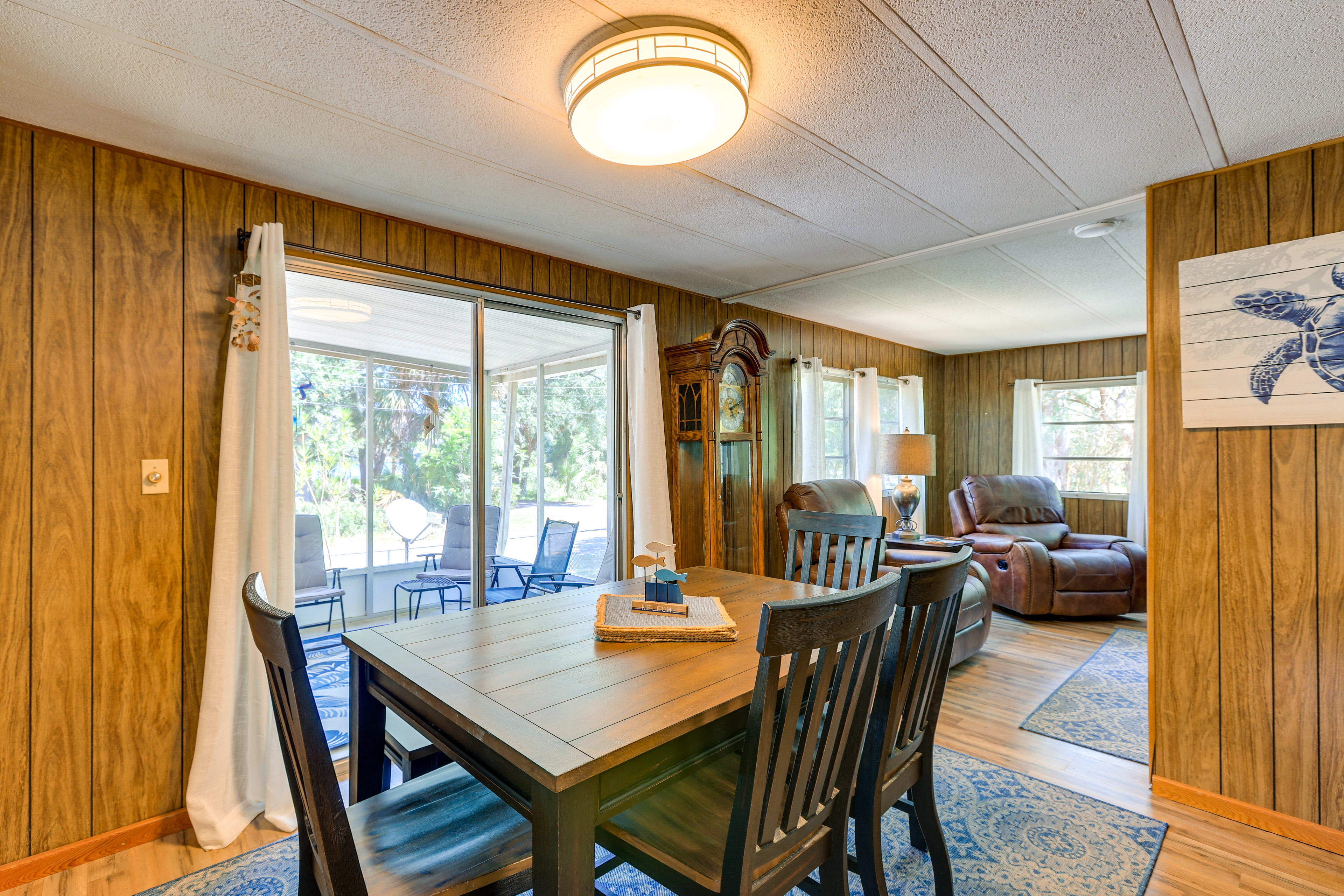 Dining Area | Dishware/Flatware Provided