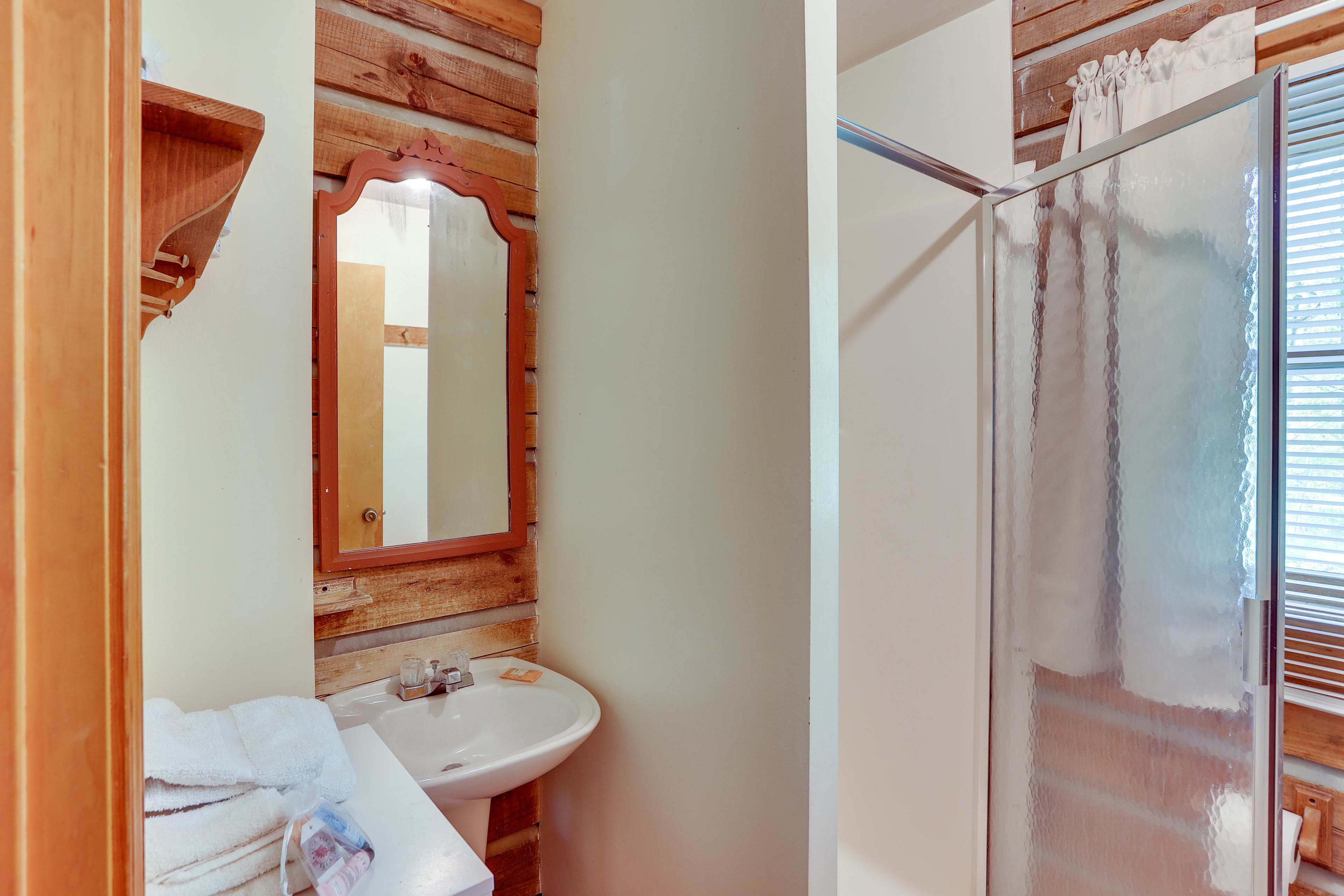 Full Bathroom | Complimentary Toiletries | Towels Provided