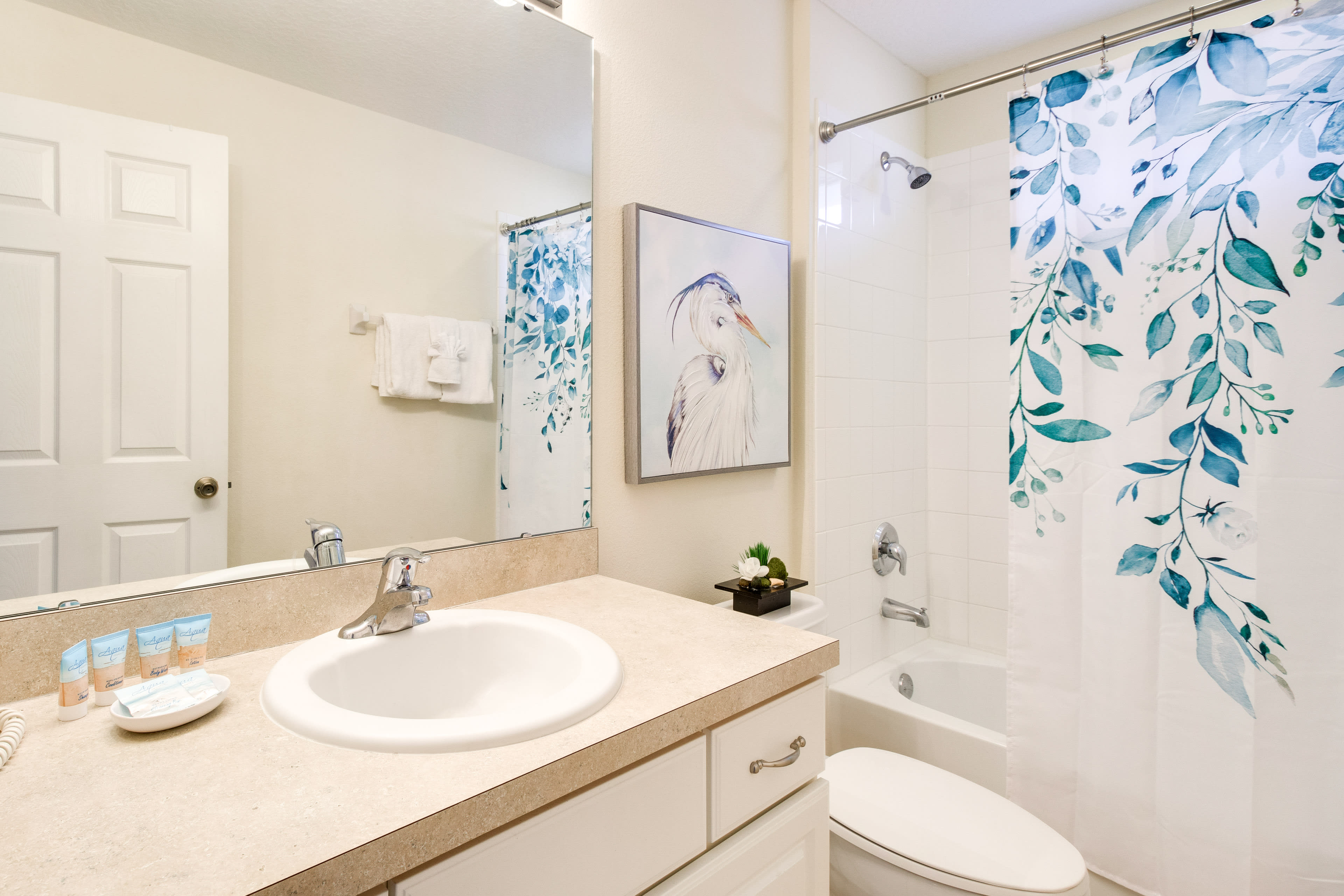 Full Bathroom | Complimentary Toiletries | Towels Provided