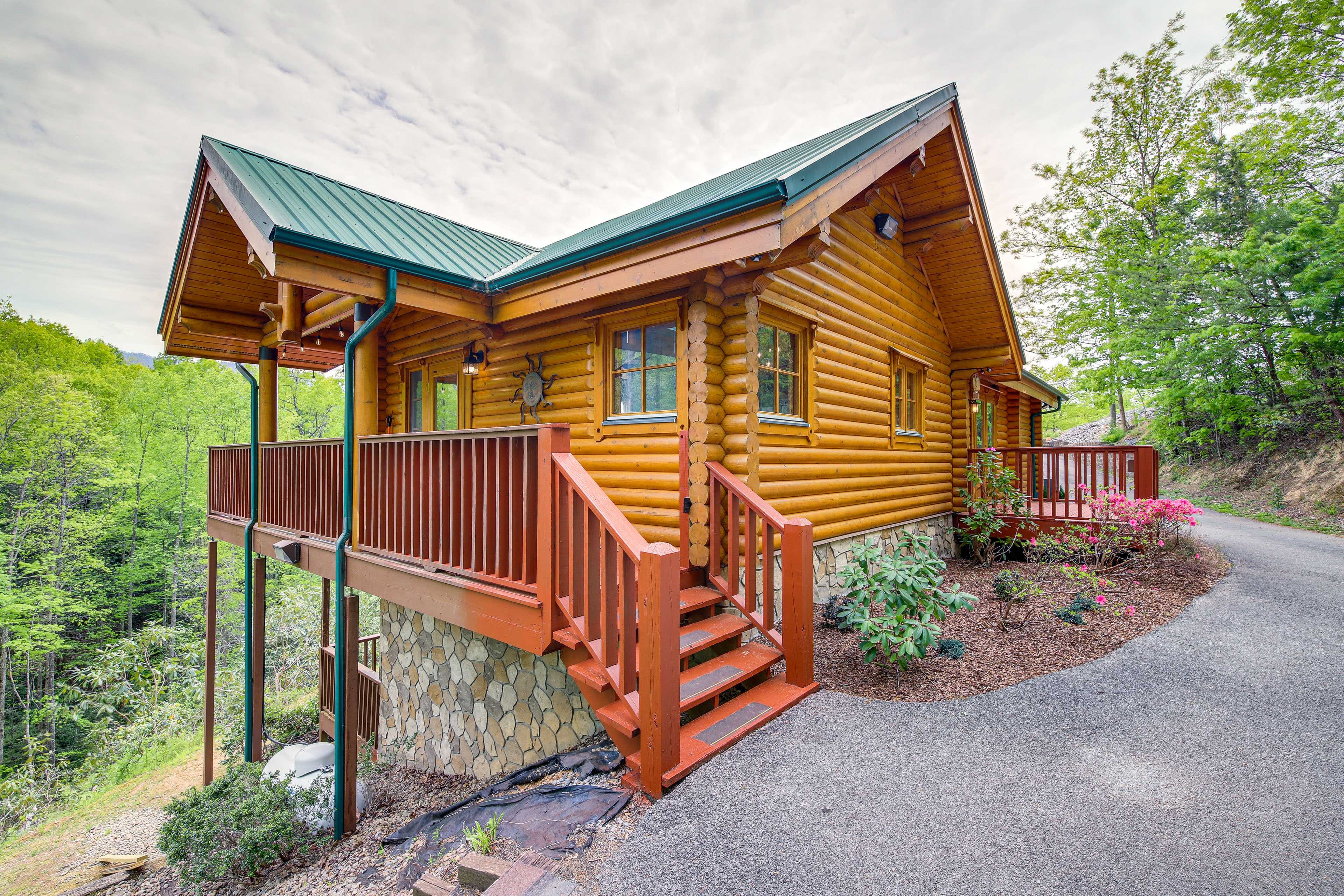 2-Story Cabin | In-Unit Laundry | Central Heating & A/C | Self Check-In