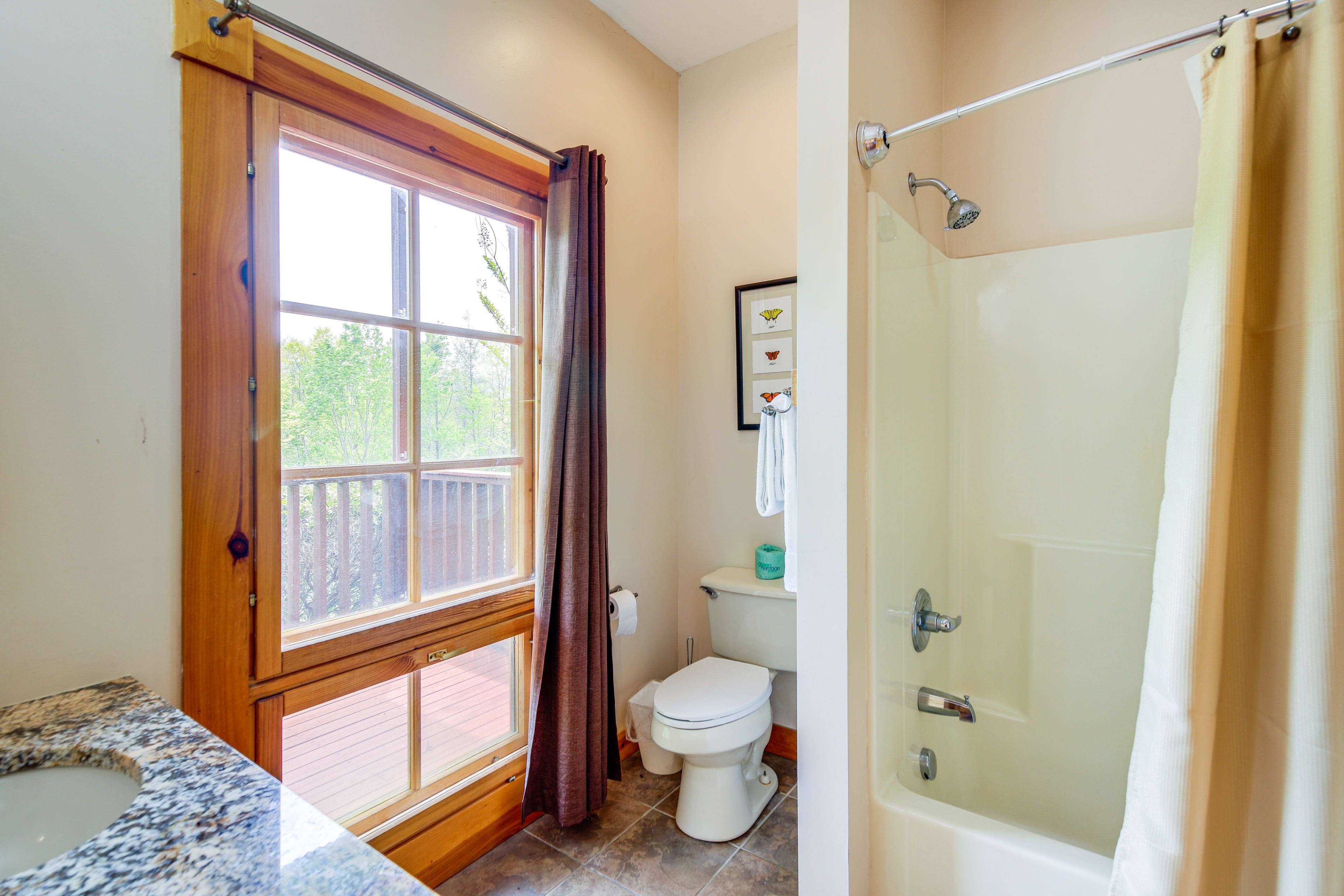 En-Suite Bathroom | Towels Provided | Walk-In Closet