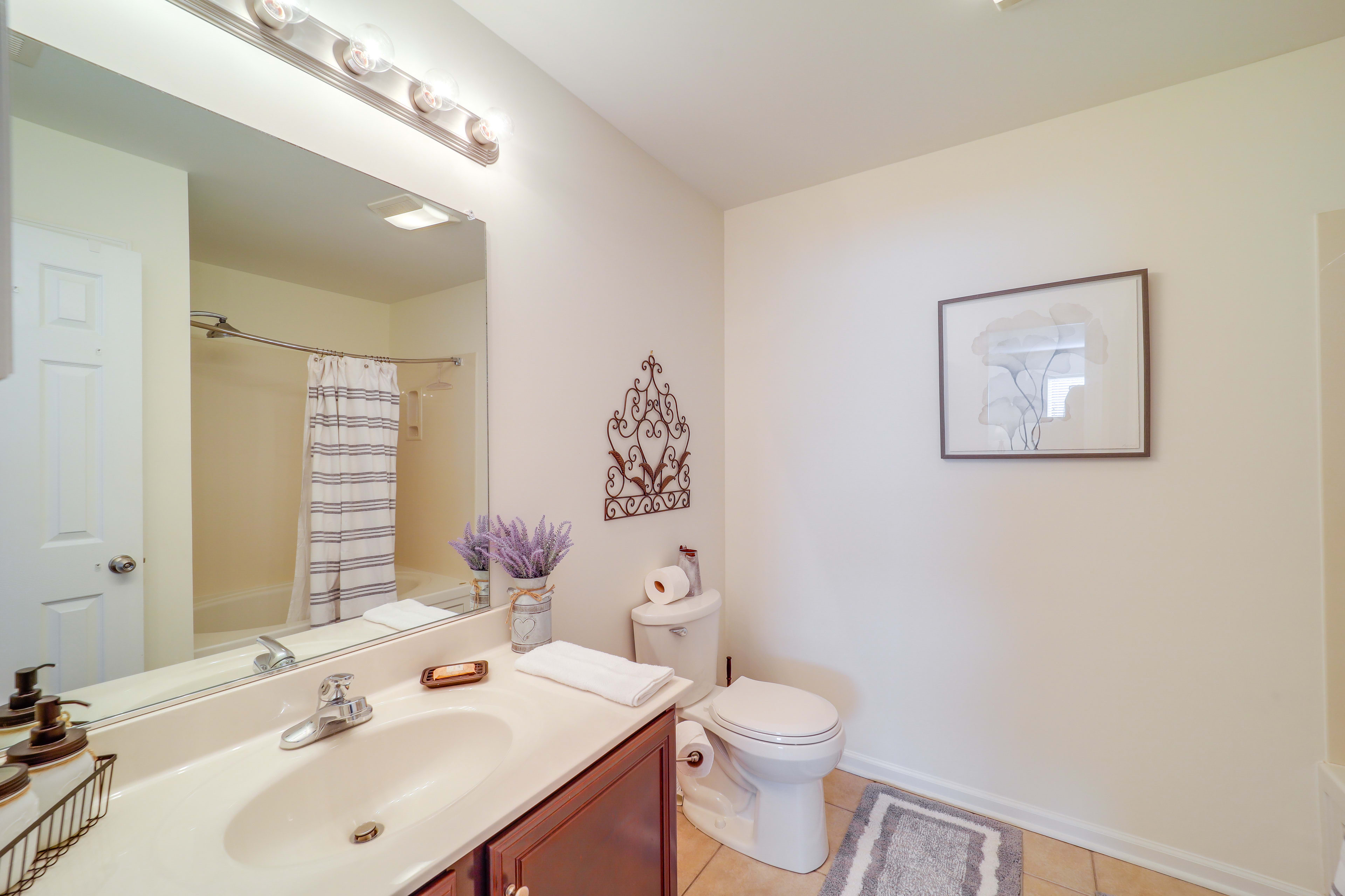 En-Suite Bathroom | Towels Provided | Complimentary Toiletries | Jetted Tub