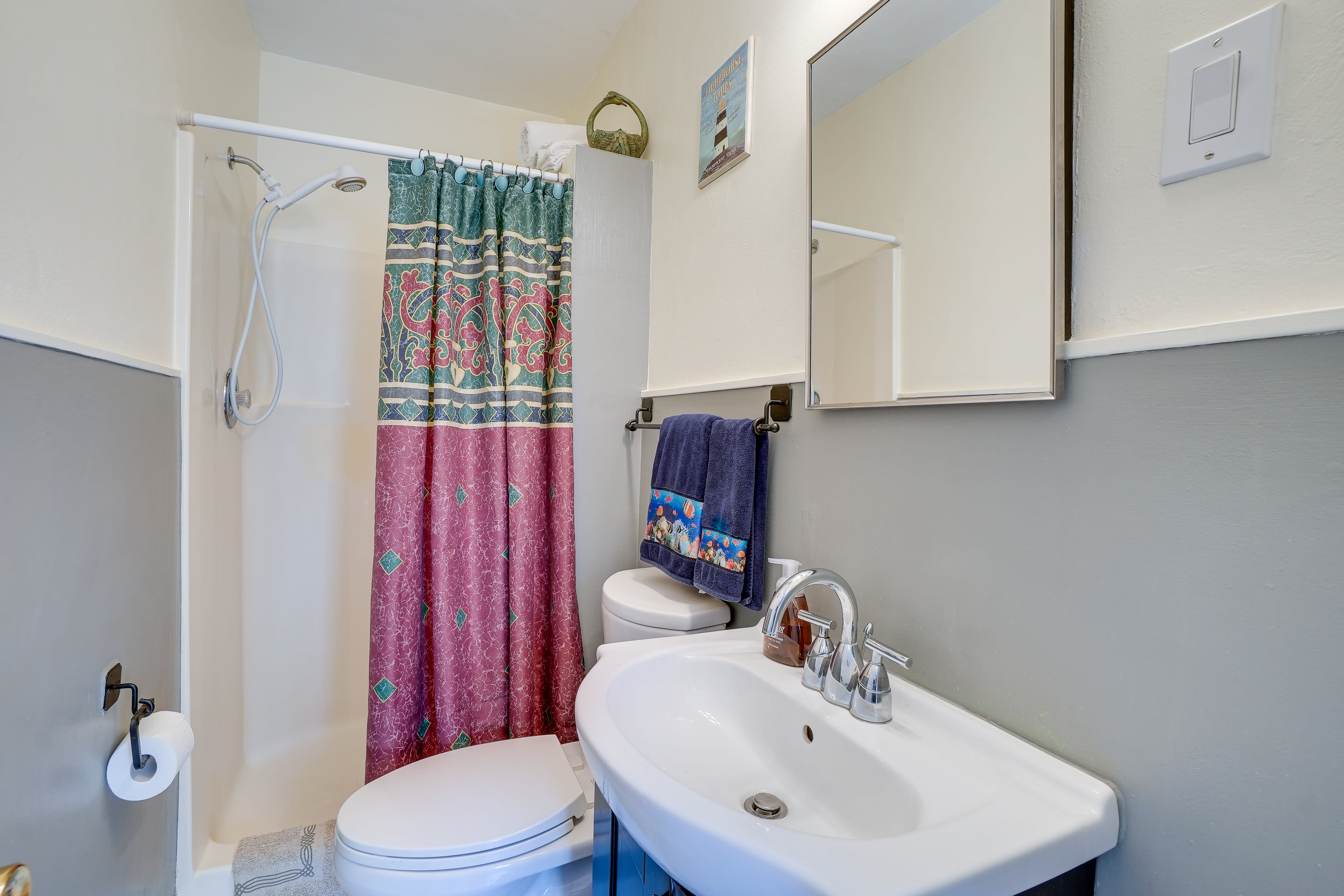 Full Bathroom | Towels Provided | Hair Dryer