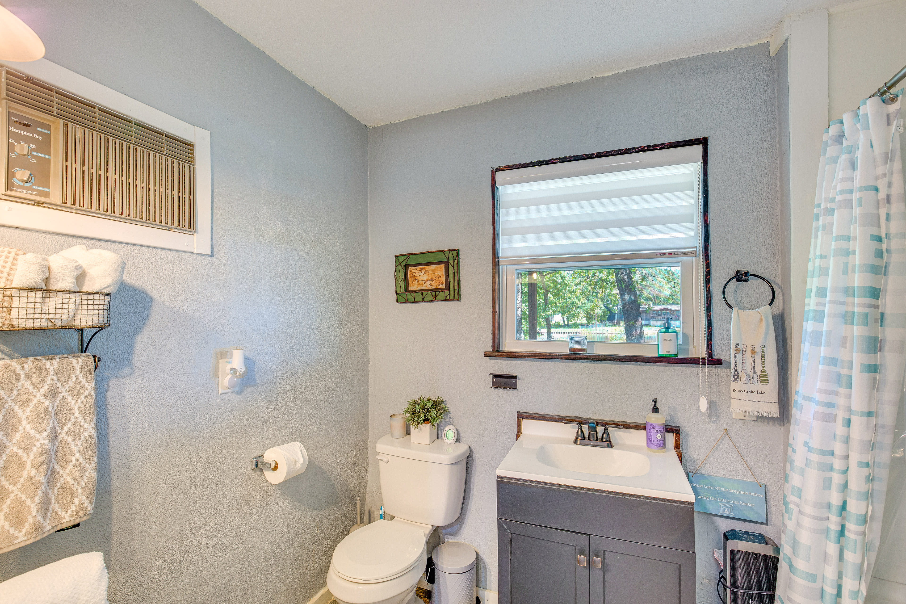 Full Bathroom | Towels Provided | Complimentary Toiletries | 2nd Floor