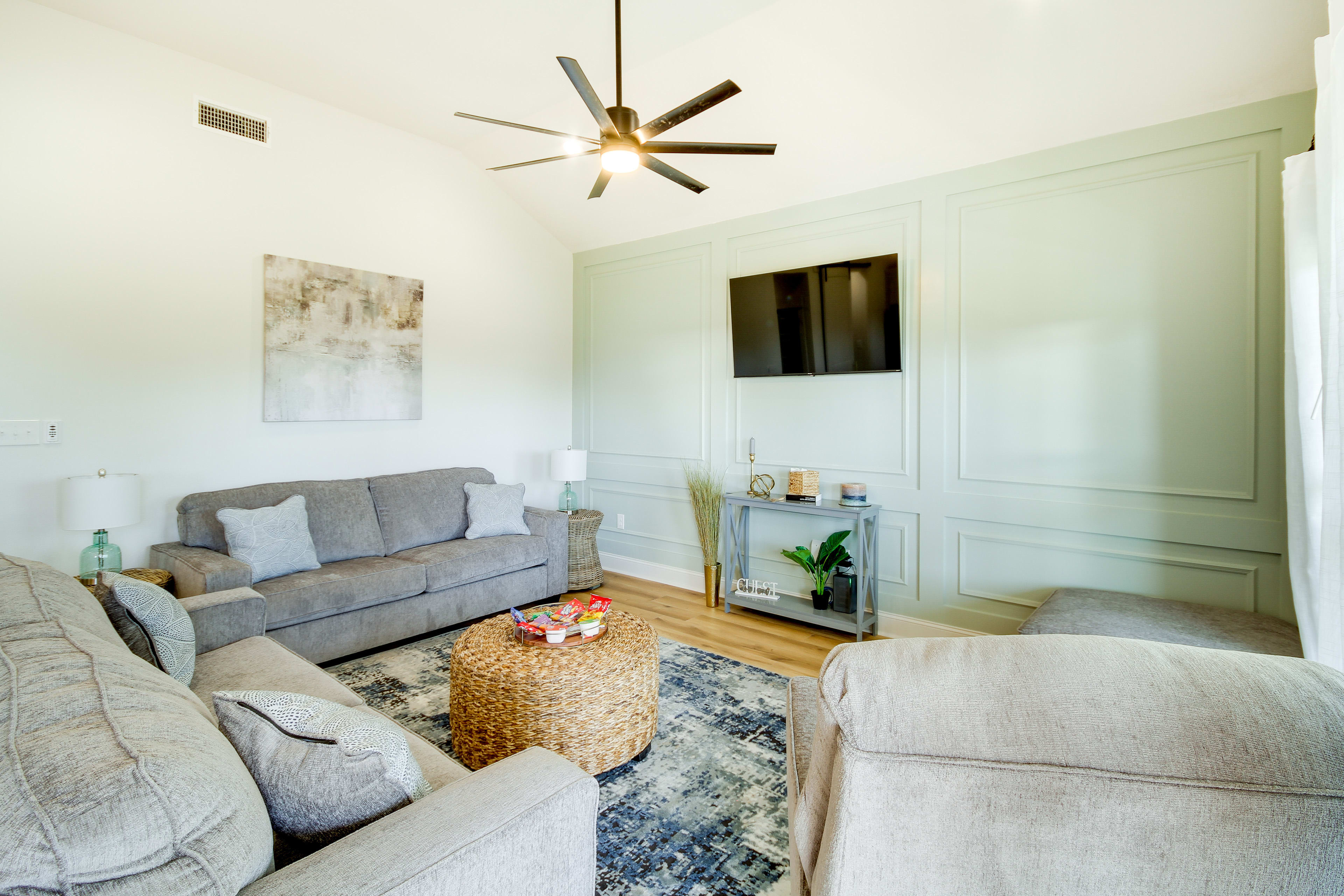 Living Room | Full Sleeper Sofa | Free WiFi | Central A/C | Smart TV