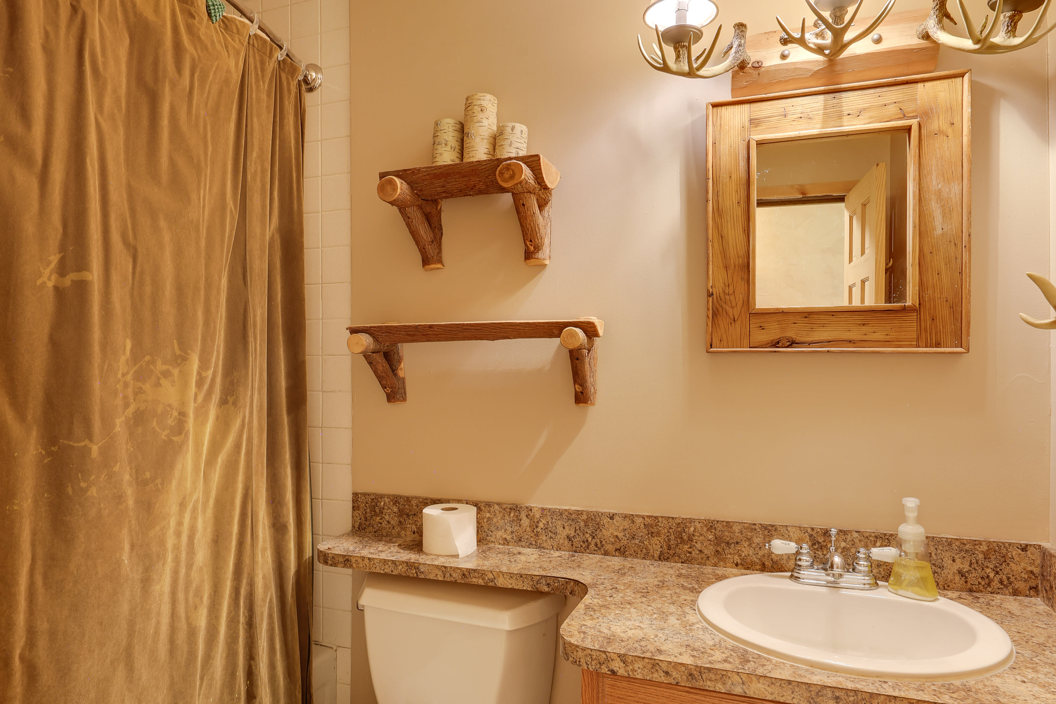 En-Suite Bathroom | Towels Provided | Complimentary Toiletries