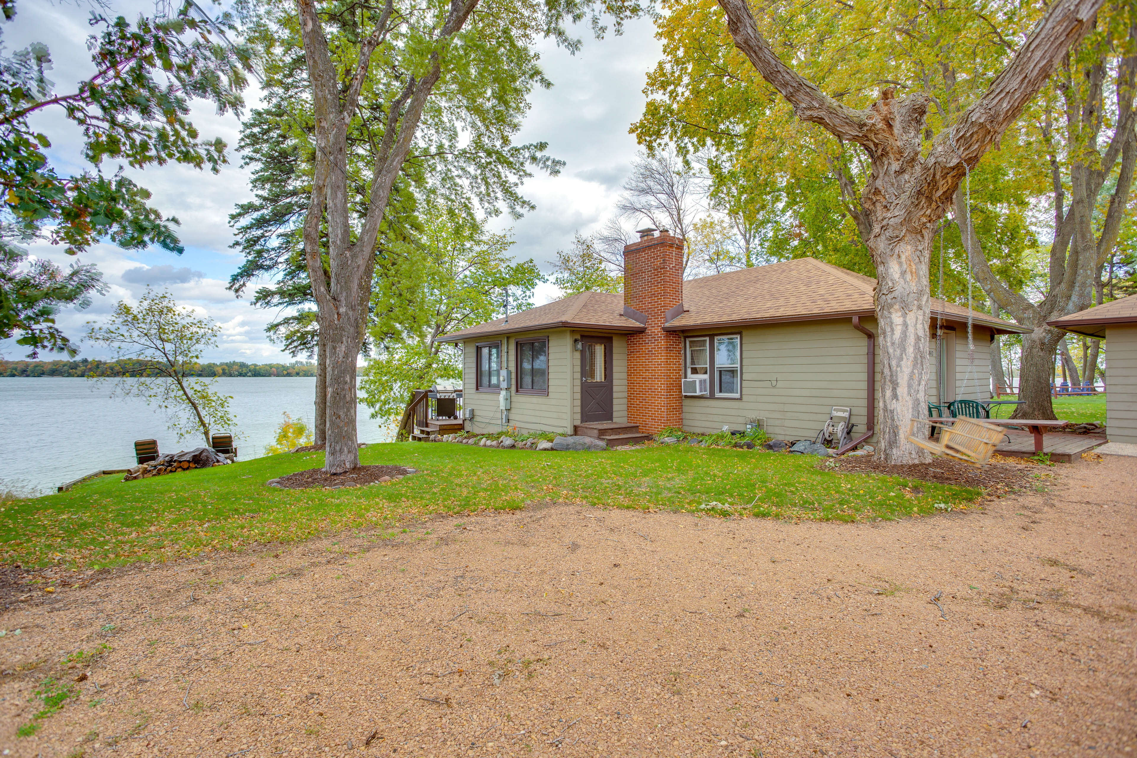 Howard Lake Vacation Rental | 2BR | 1BA | 980 Sq Ft | Steps Required