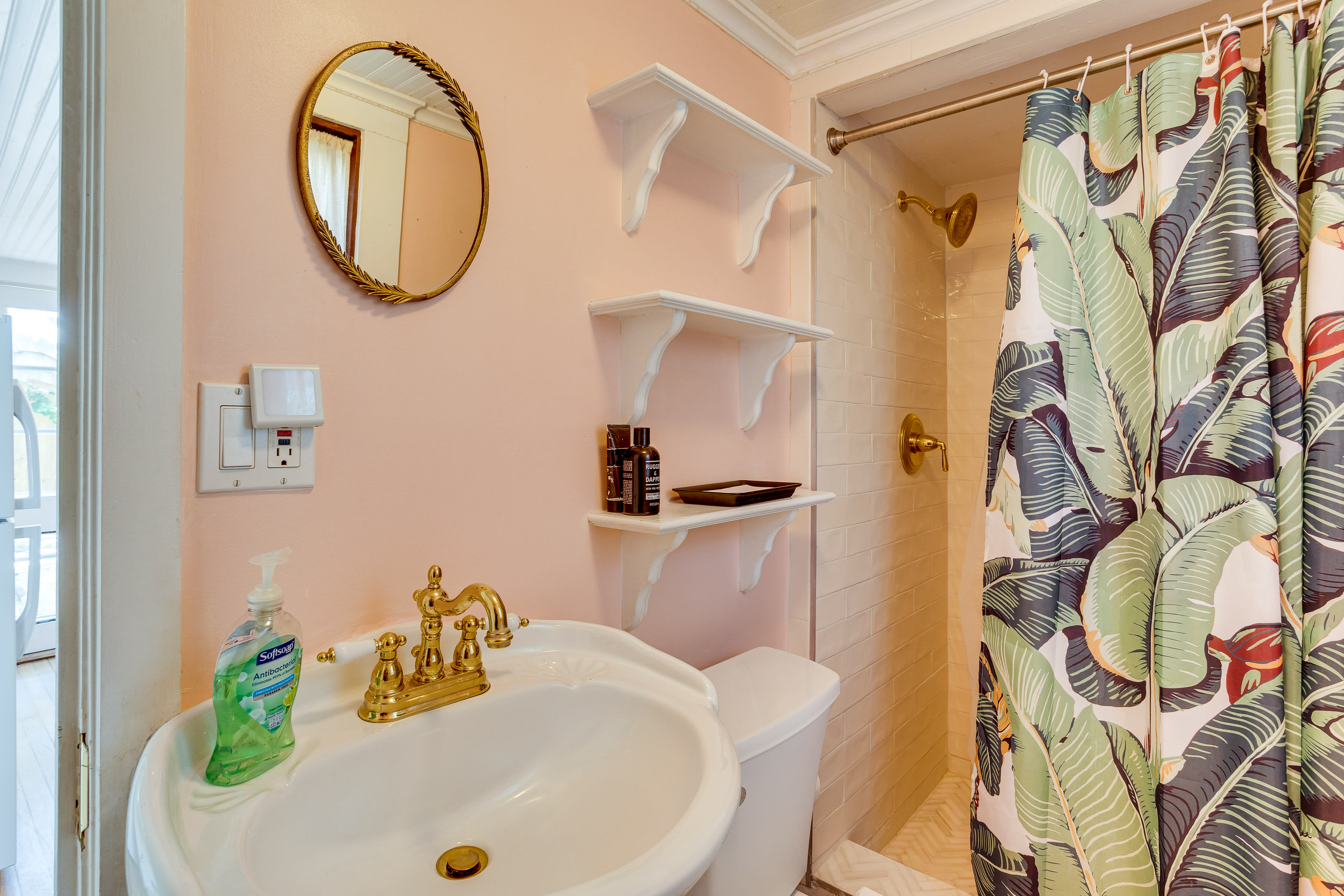 Full Bathroom | Complimentary Toiletries | Towels Provided