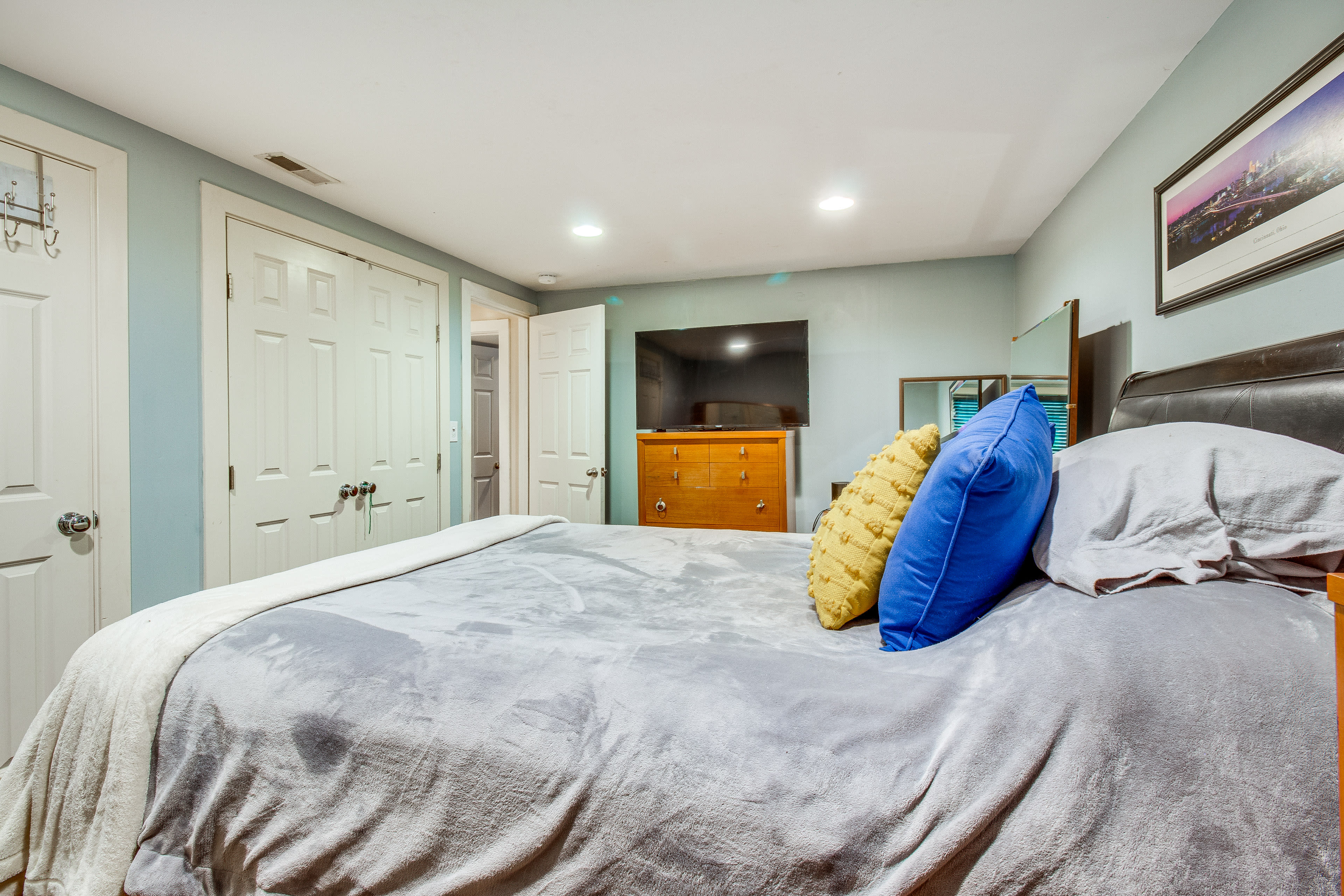 Bedroom 2 | Queen Bed | Smart TV | Basement