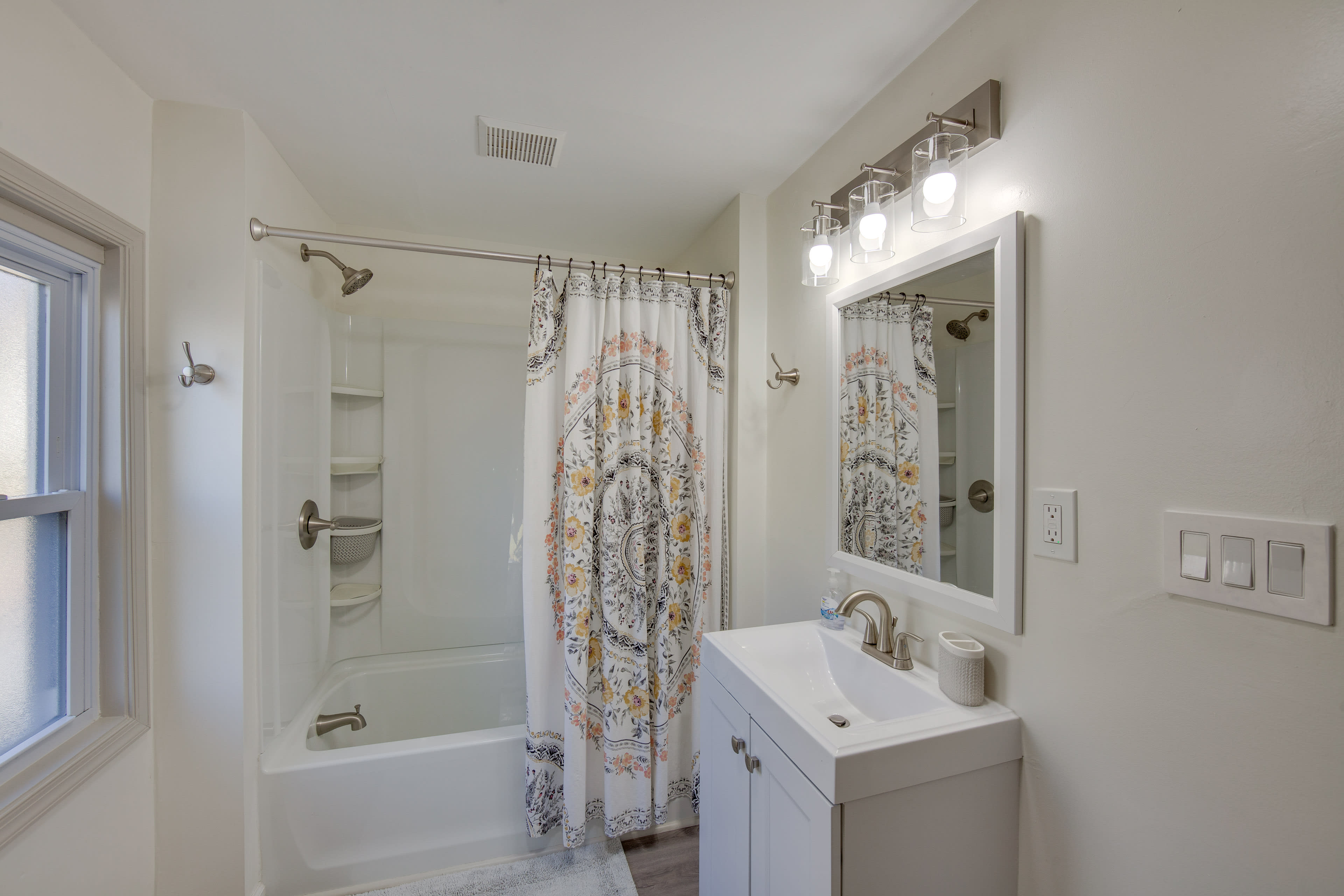 Full Bathroom | Shower/Tub Combo | Complimentary Toiletries | Towels Provided