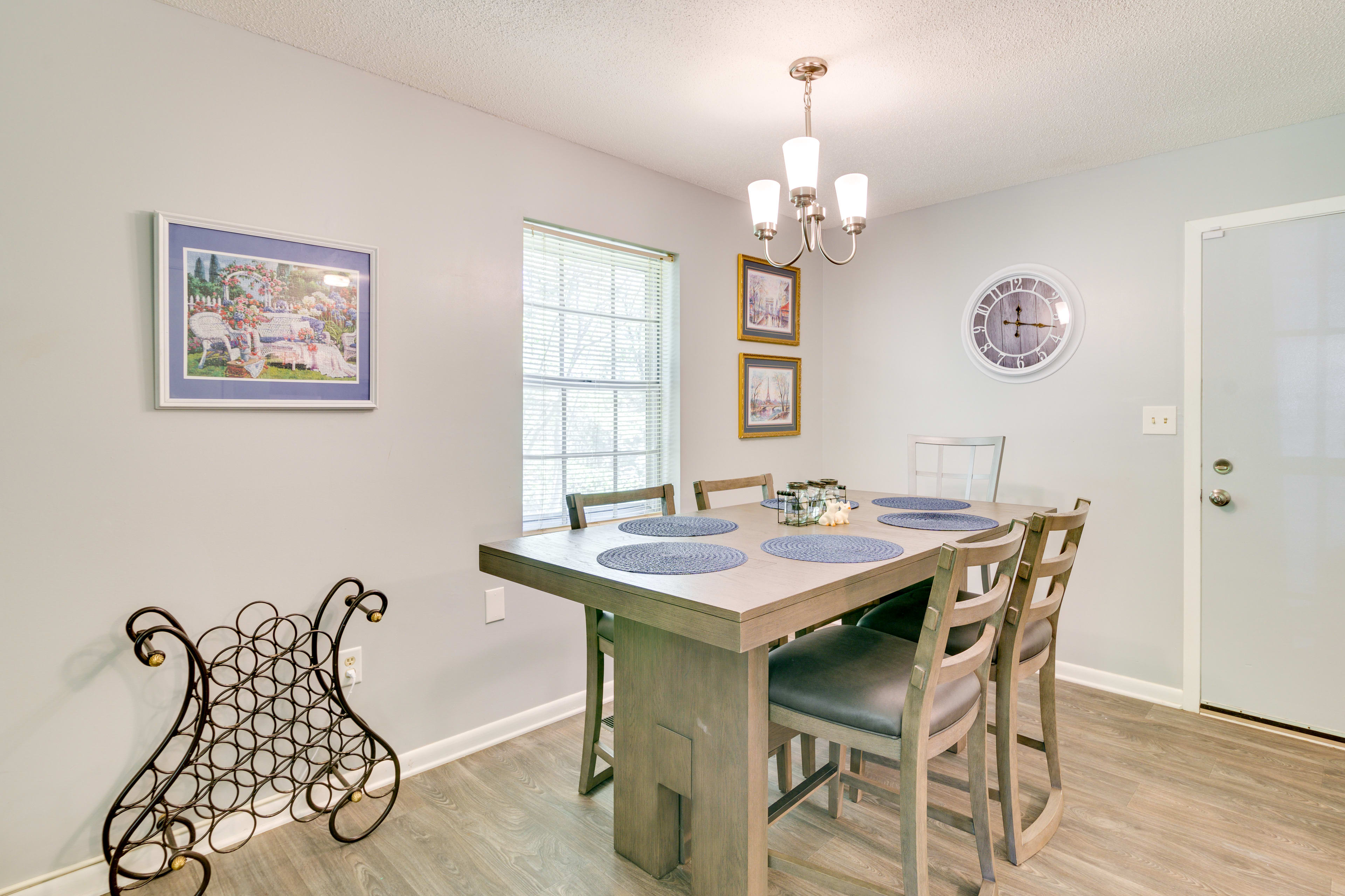 Dining Area | Dishware/Flatware Provided